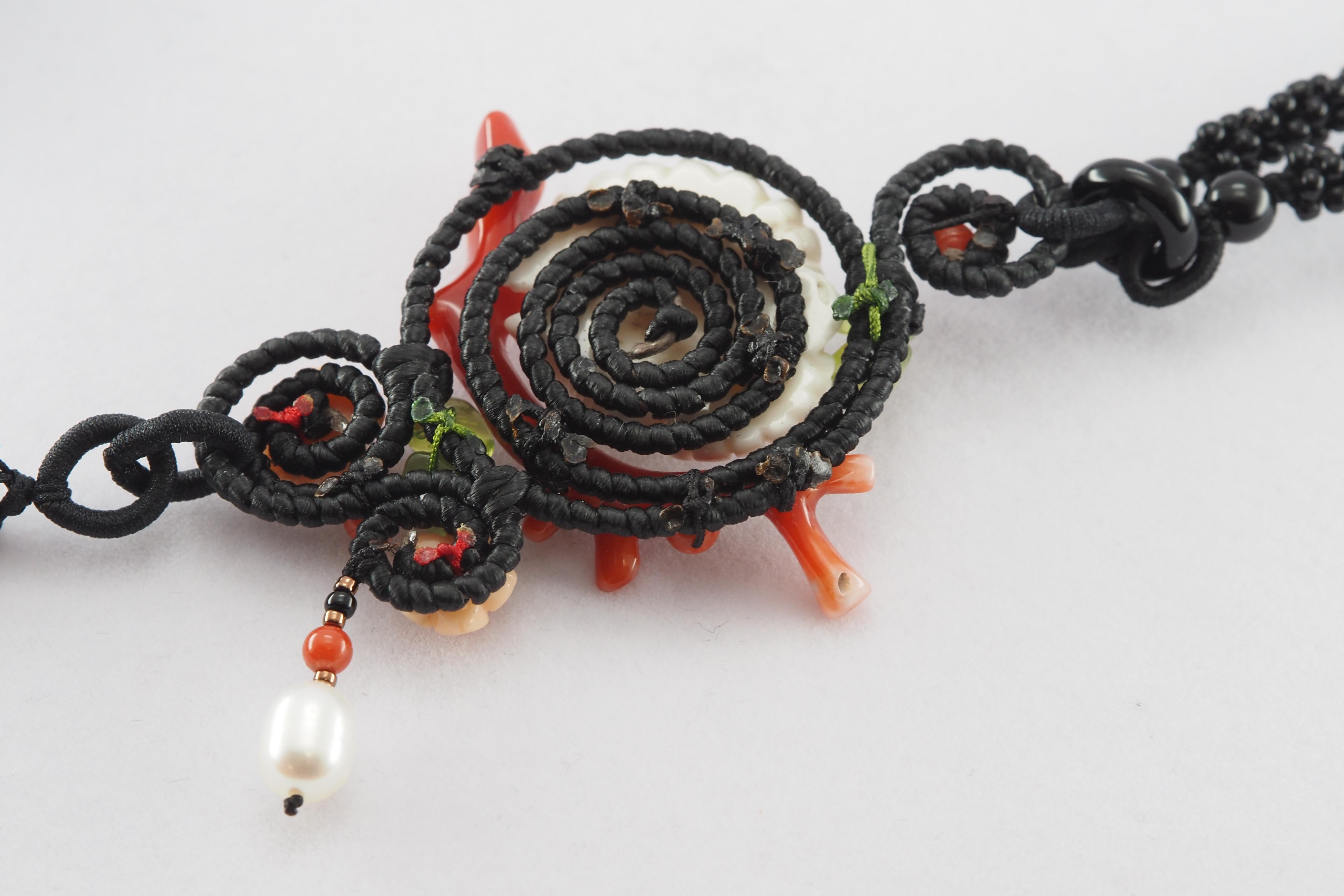 Collier de chrysanthèmes, corail blanc naturel, corail rouge, péridots et agate en vente 6