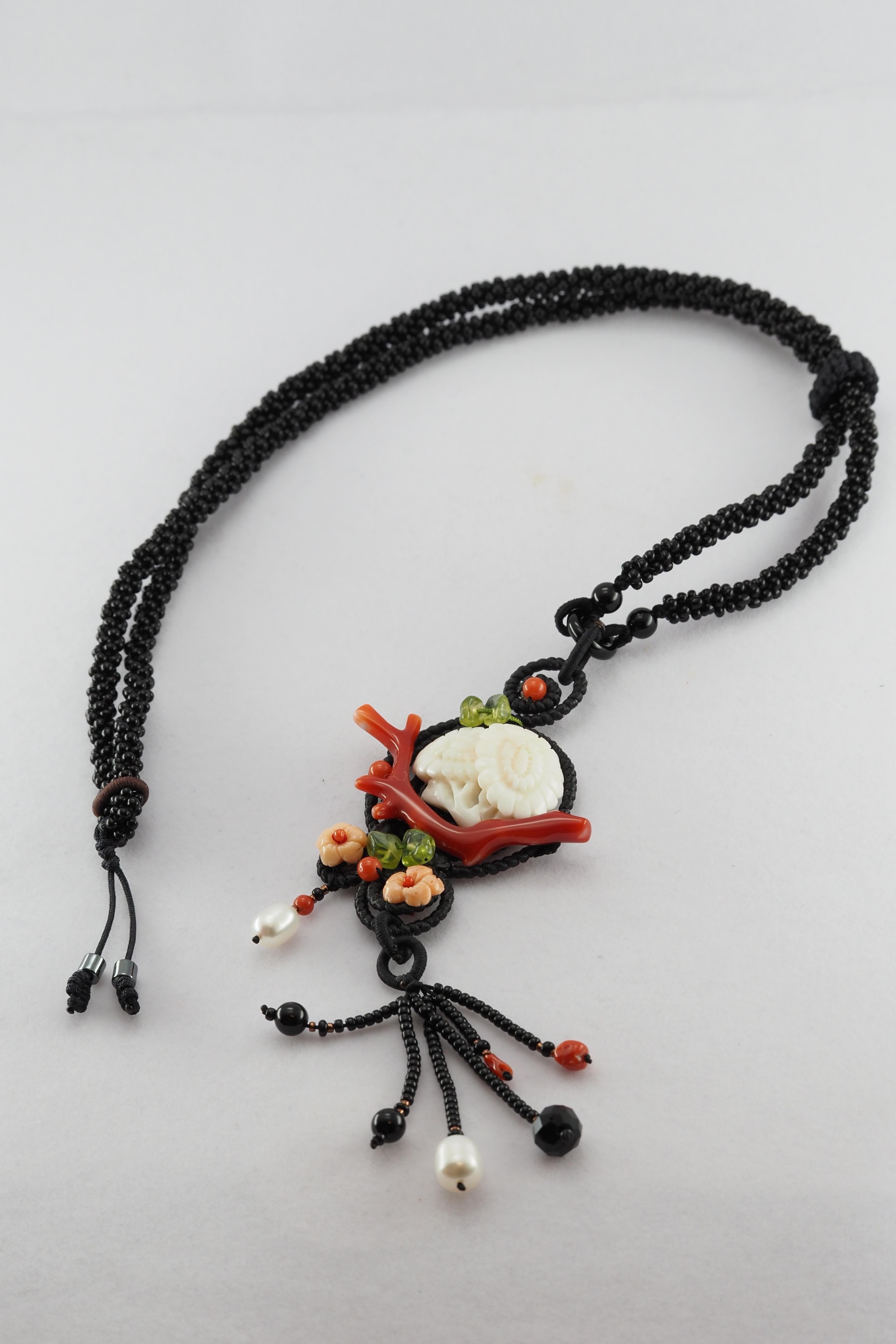 Taille mixte Collier de chrysanthèmes, corail blanc naturel, corail rouge, péridots et agate en vente