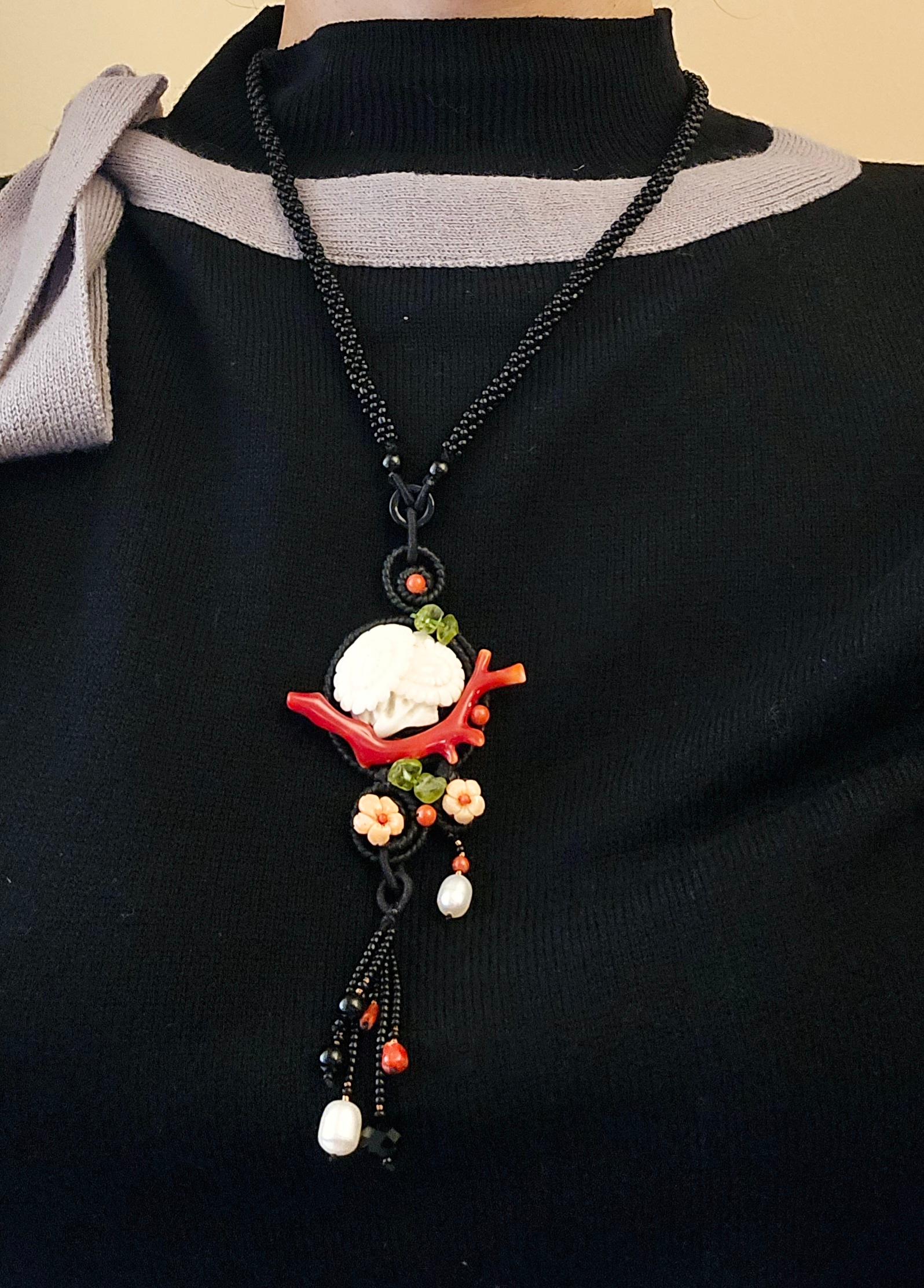 Collier de chrysanthèmes, corail blanc naturel, corail rouge, péridots et agate Bon état - En vente à Pasadena, CA