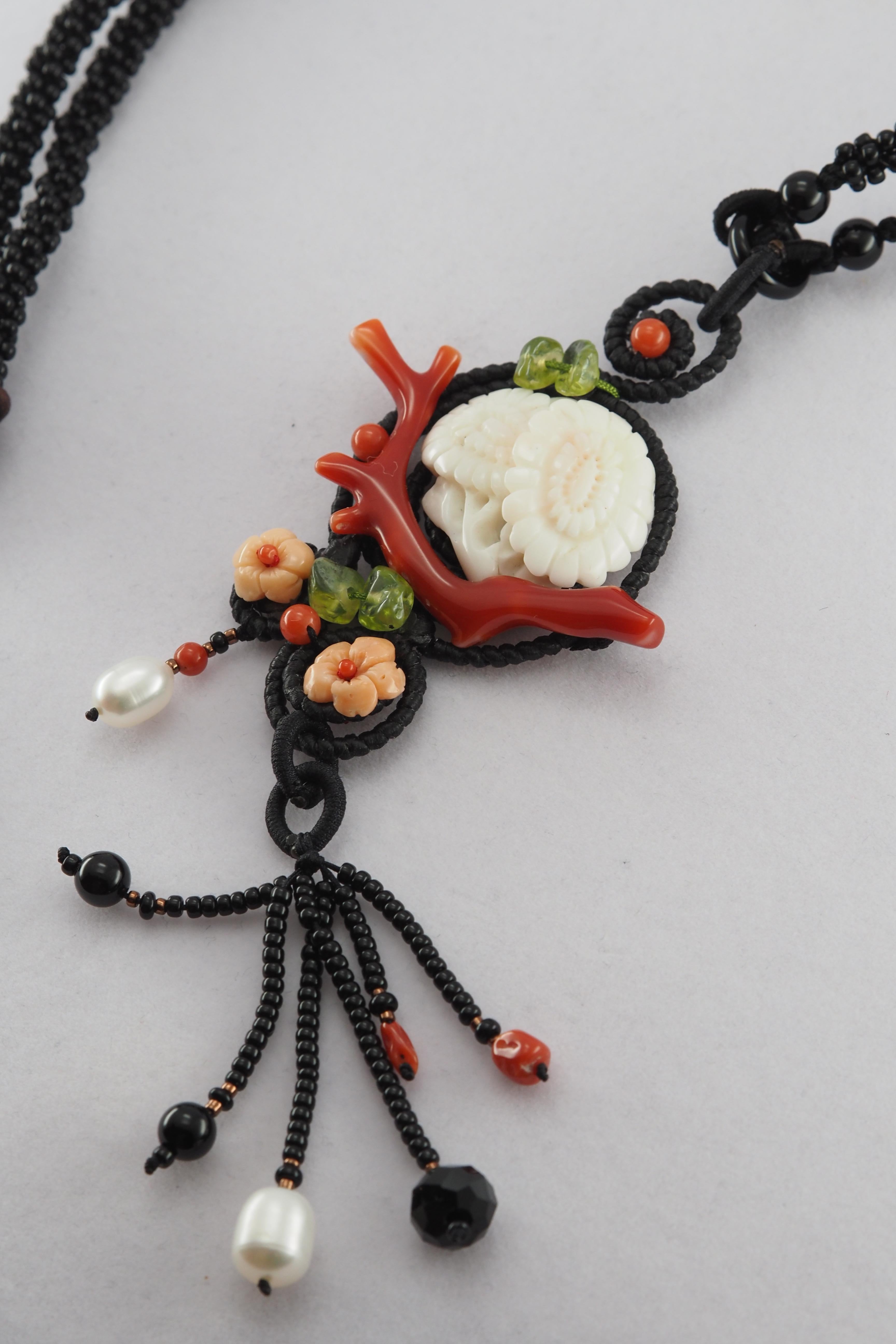 Collier de chrysanthèmes, corail blanc naturel, corail rouge, péridots et agate Unisexe en vente