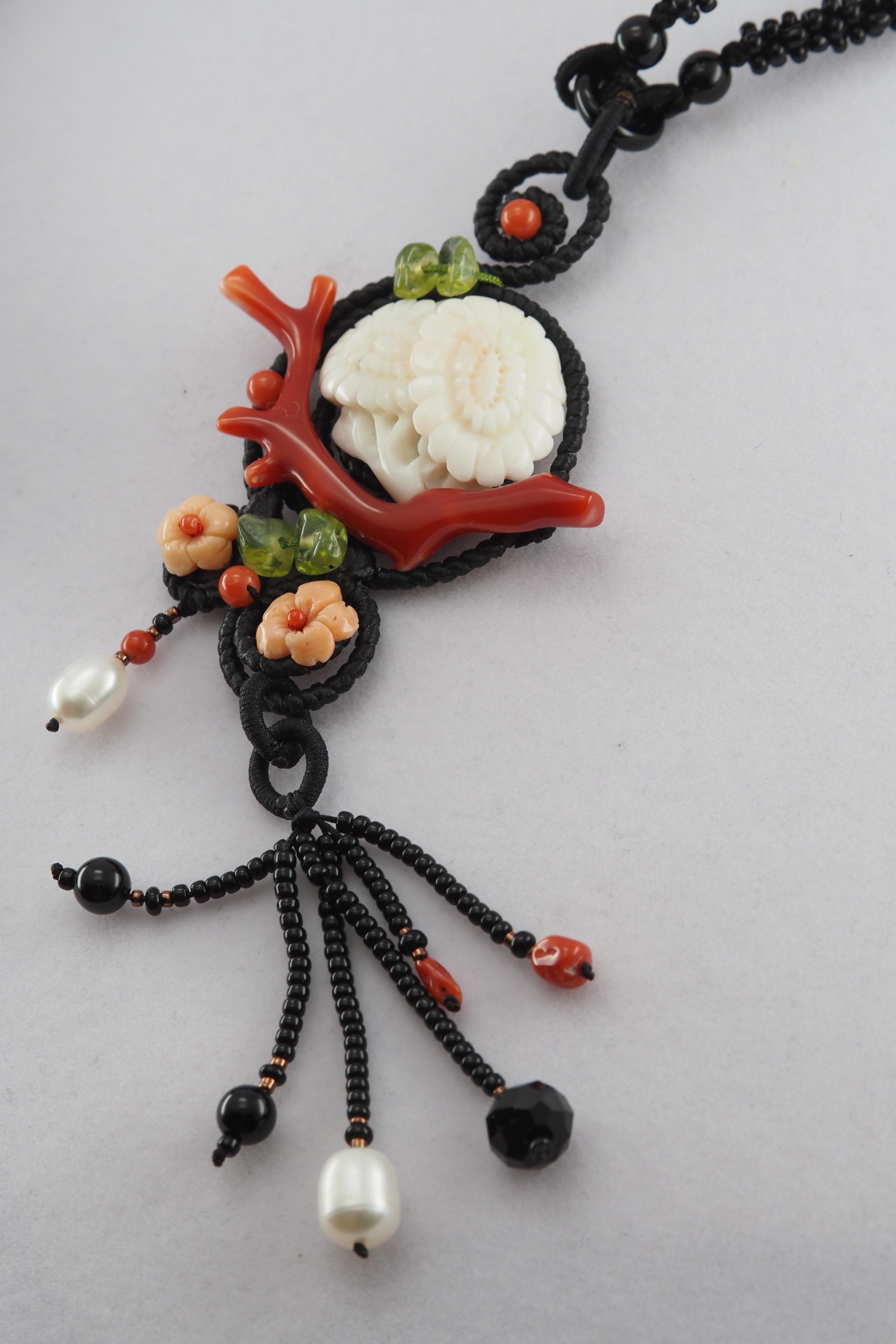 Collier de chrysanthèmes, corail blanc naturel, corail rouge, péridots et agate en vente 1