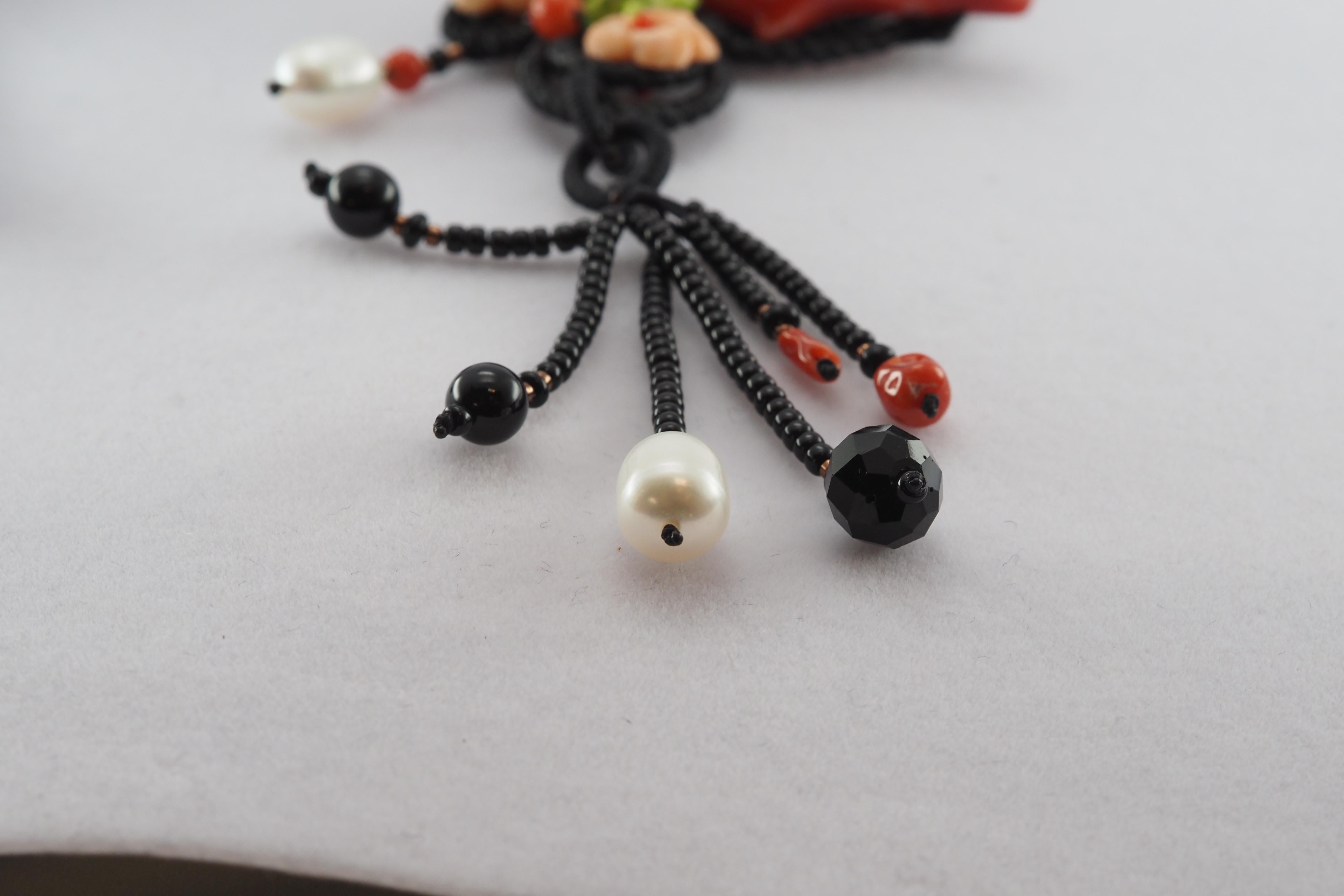 Collier de chrysanthèmes, corail blanc naturel, corail rouge, péridots et agate en vente 3