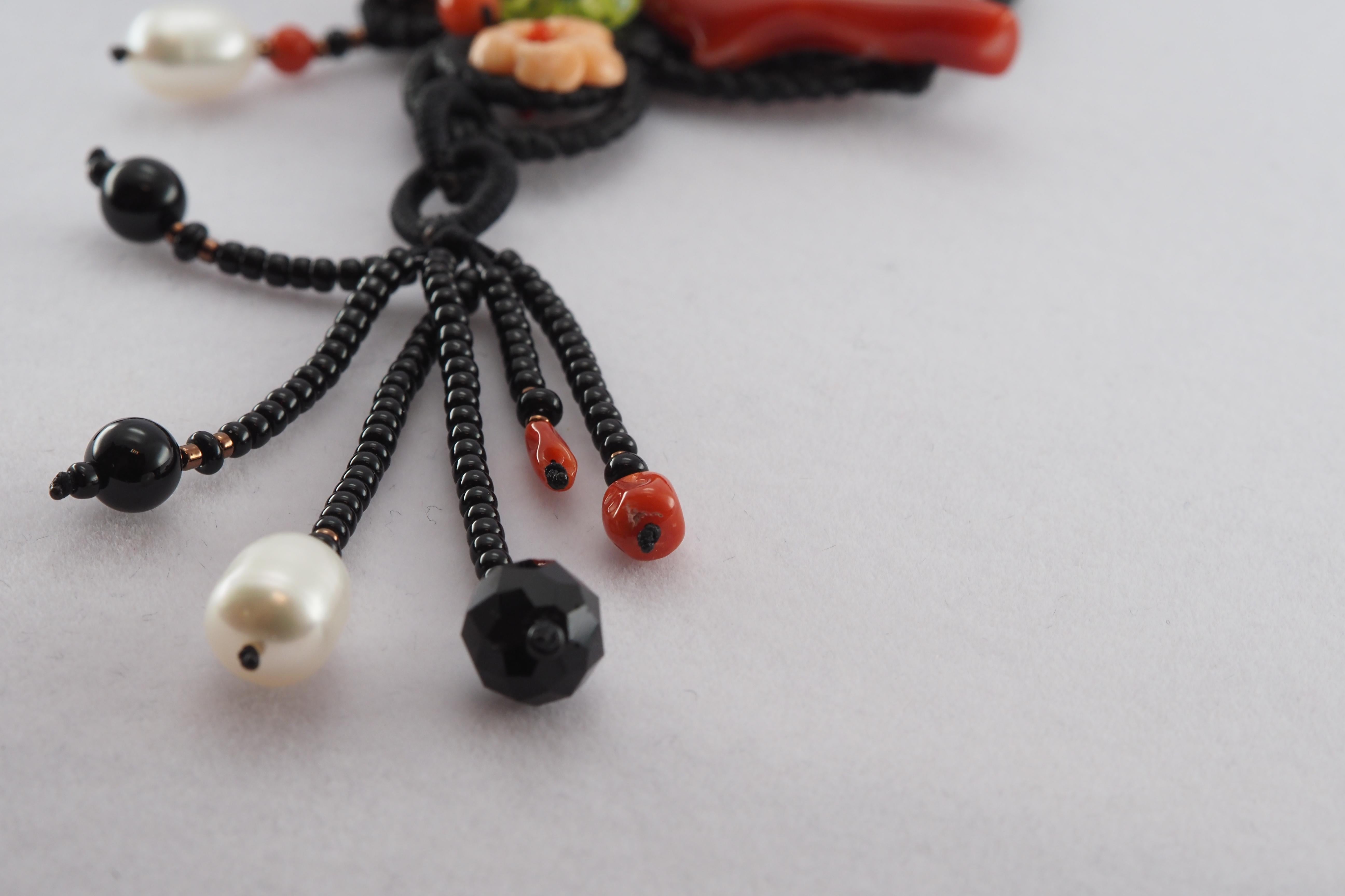 Collier de chrysanthèmes, corail blanc naturel, corail rouge, péridots et agate en vente 4