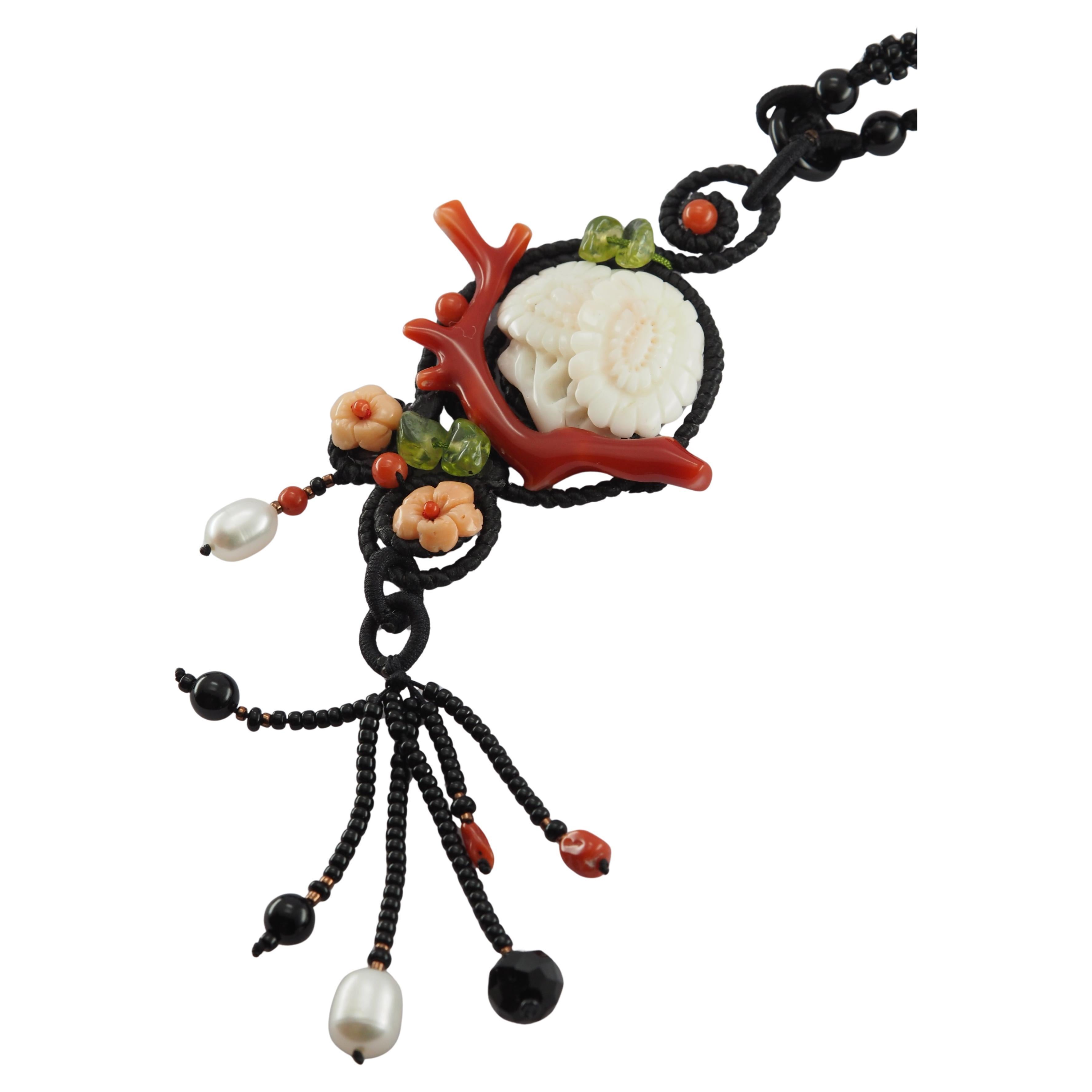 Collier de chrysanthèmes, corail blanc naturel, corail rouge, péridots et agate en vente