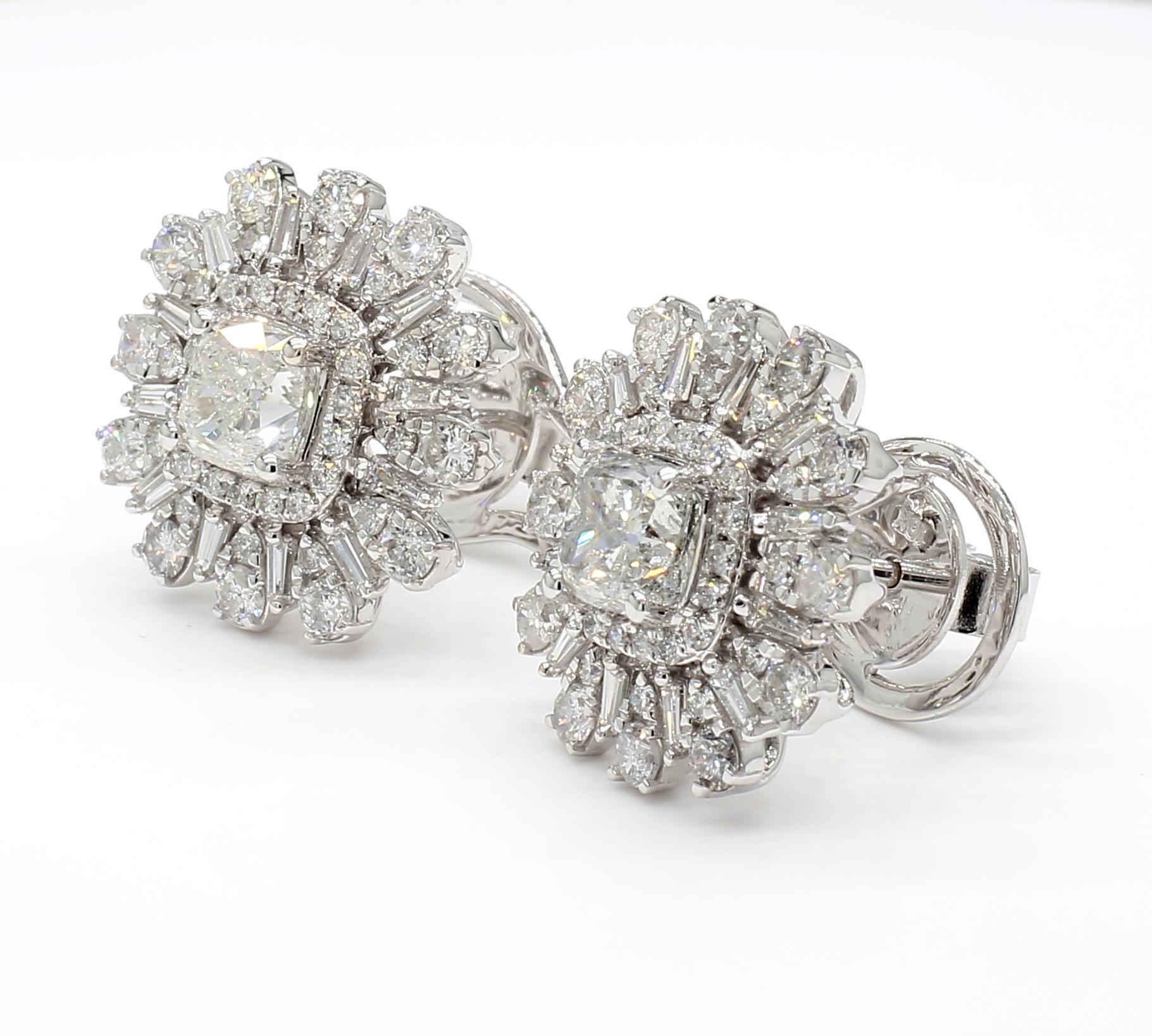 Les magnifiques boucles d'oreilles en diamant de Raregemworld. Monté dans une belle monture en or blanc 18 carats avec des diamants blancs naturels de taille coussin complétés par des diamants blancs naturels de taille baguette et une mêlée de