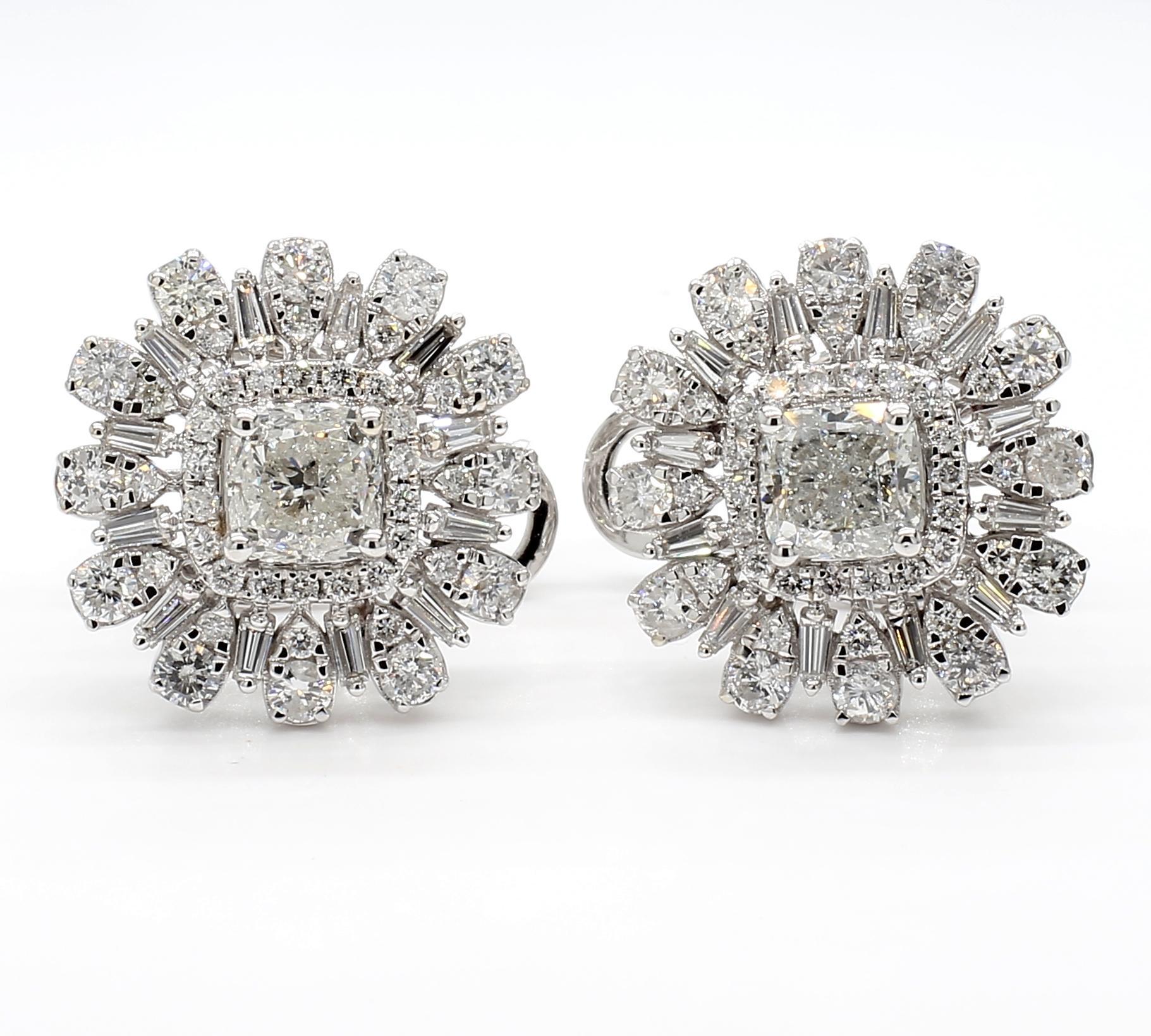Contemporain Clous d'oreilles en or blanc naturel coussin de 3,80 carats poids total en vente