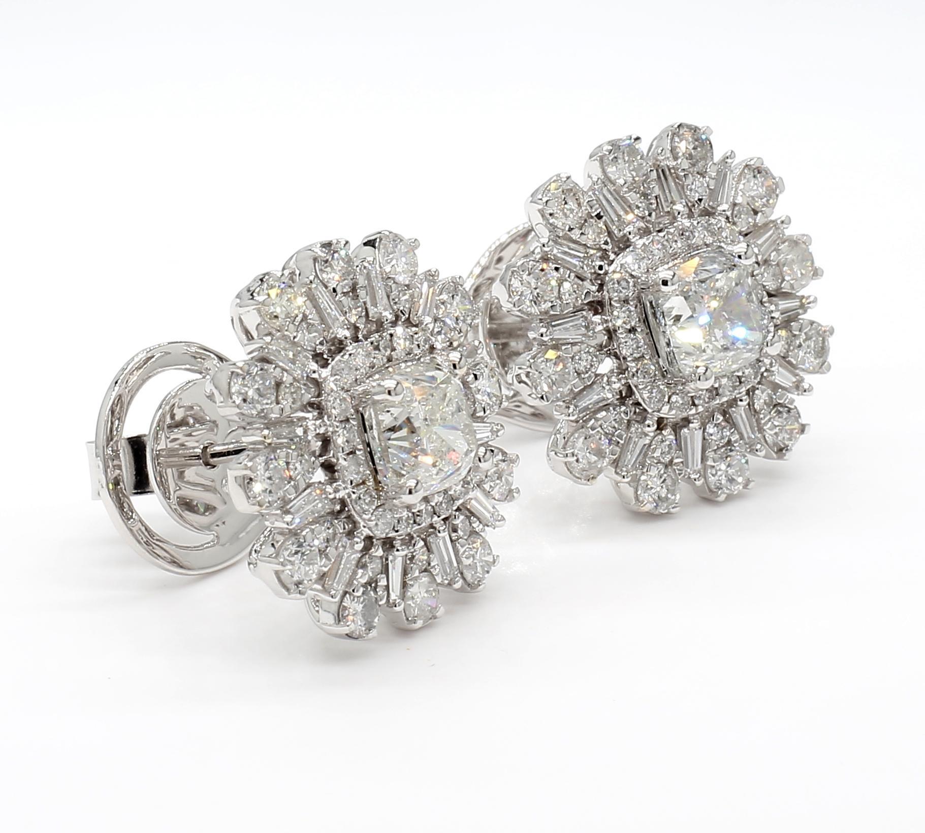 Taille coussin Clous d'oreilles en or blanc naturel coussin de 3,80 carats poids total en vente