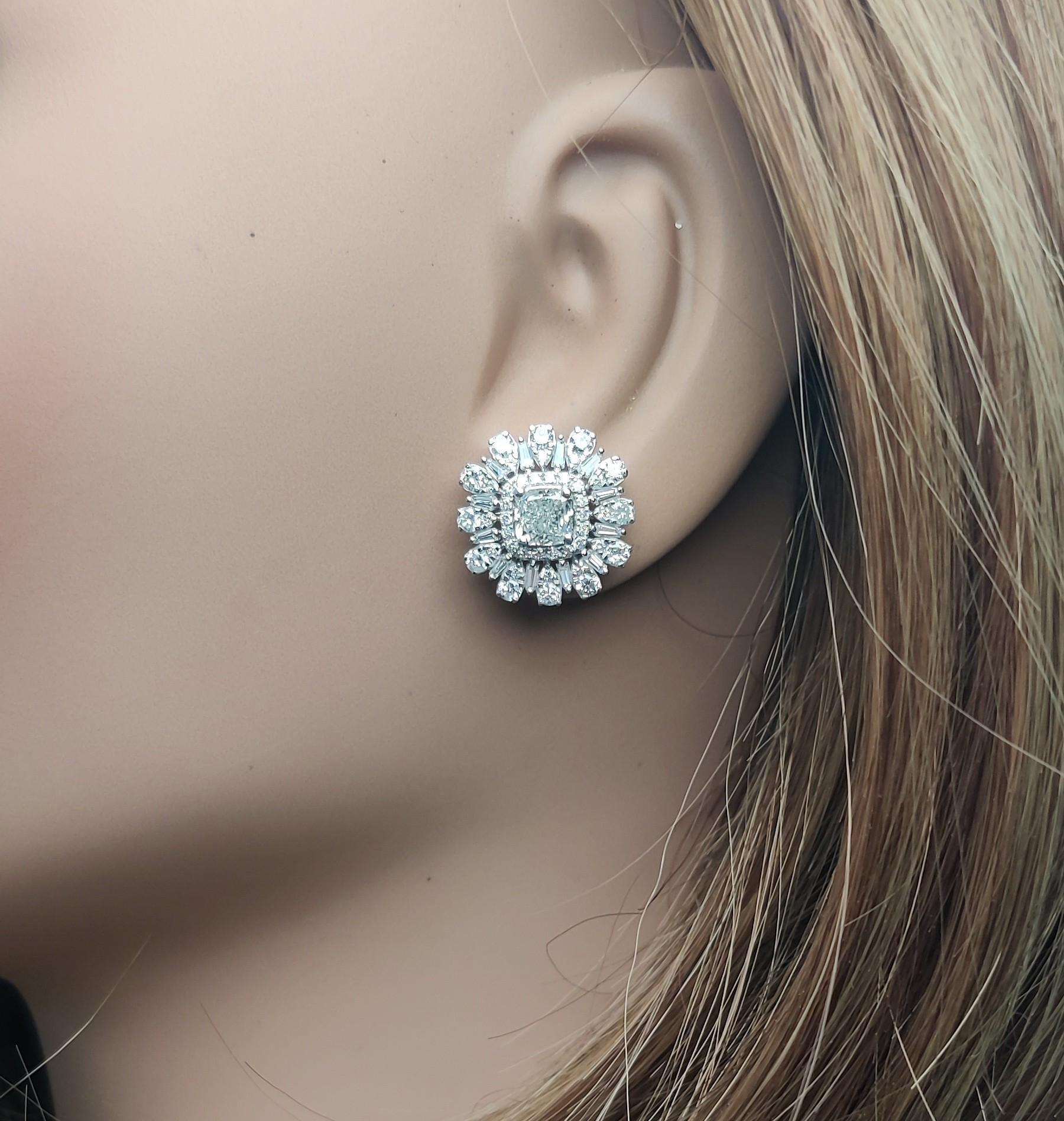 Clous d'oreilles en or blanc naturel coussin de 3,80 carats poids total Neuf - En vente à New York, NY