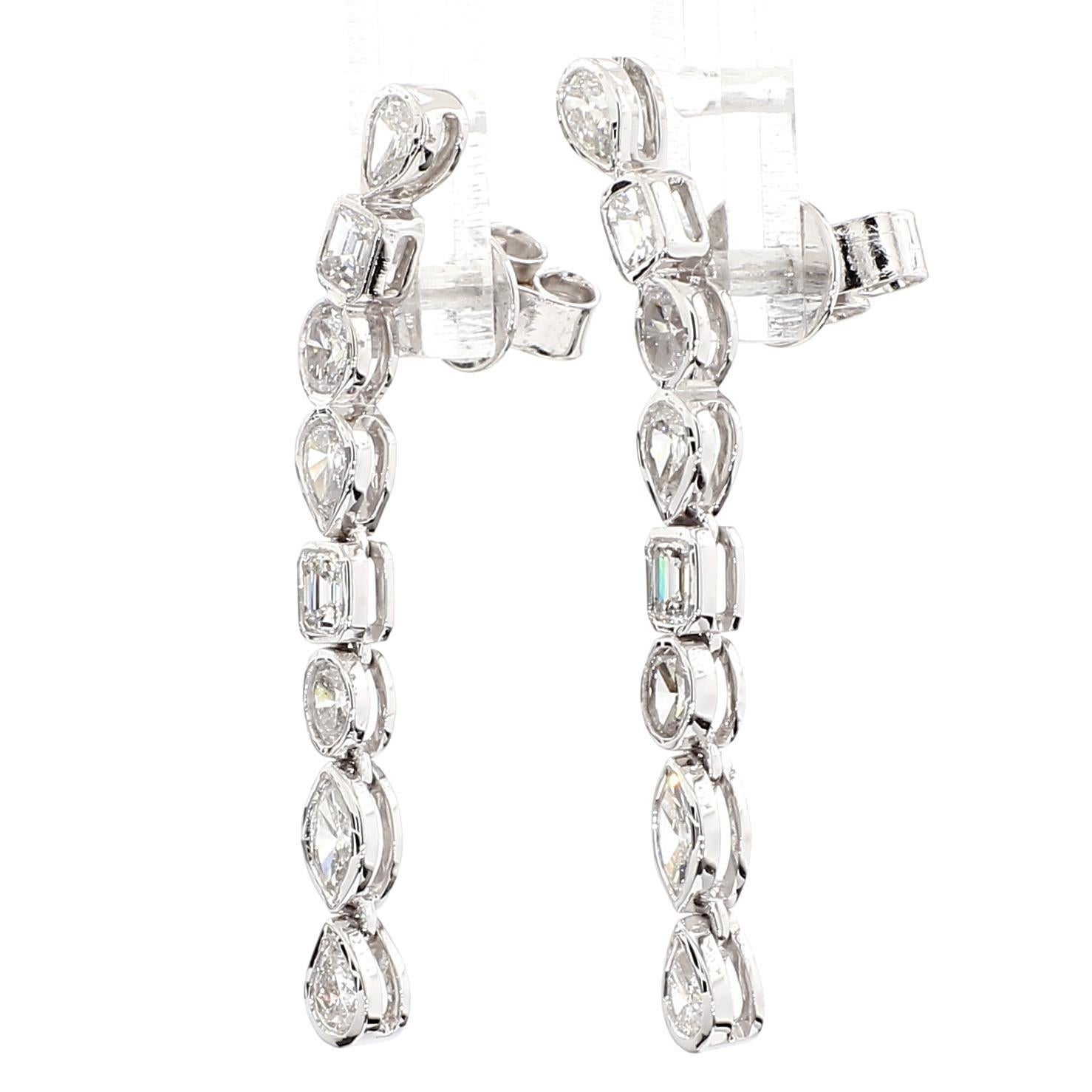 I bellissimi orecchini di diamanti di RareGemworld. Montato in una splendida montatura in oro bianco 18 carati con diamanti bianchi naturali taglio marquise, diamanti bianchi naturali taglio smeraldo, diamanti bianchi naturali taglio pera e diamanti
