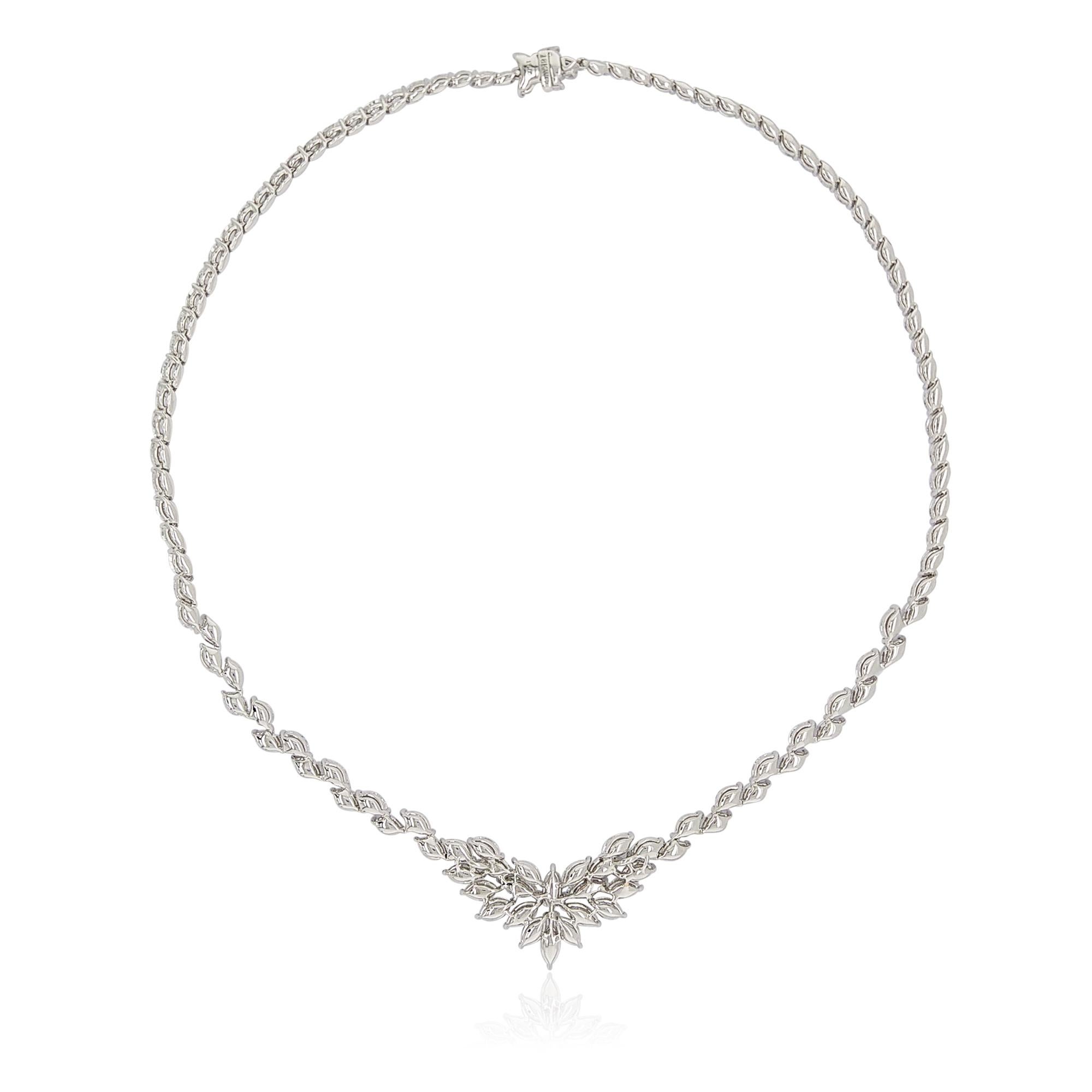 Diese elegante Halskette besteht aus funkelnden weißen Diamanten in Marquise-Form, die von unseren Experten nach Größe, Glanz und Form ausgewählt wurden, um ein nahtloses und elegantes Aussehen zu gewährleisten. Das Schöne an dieser Halskette ist