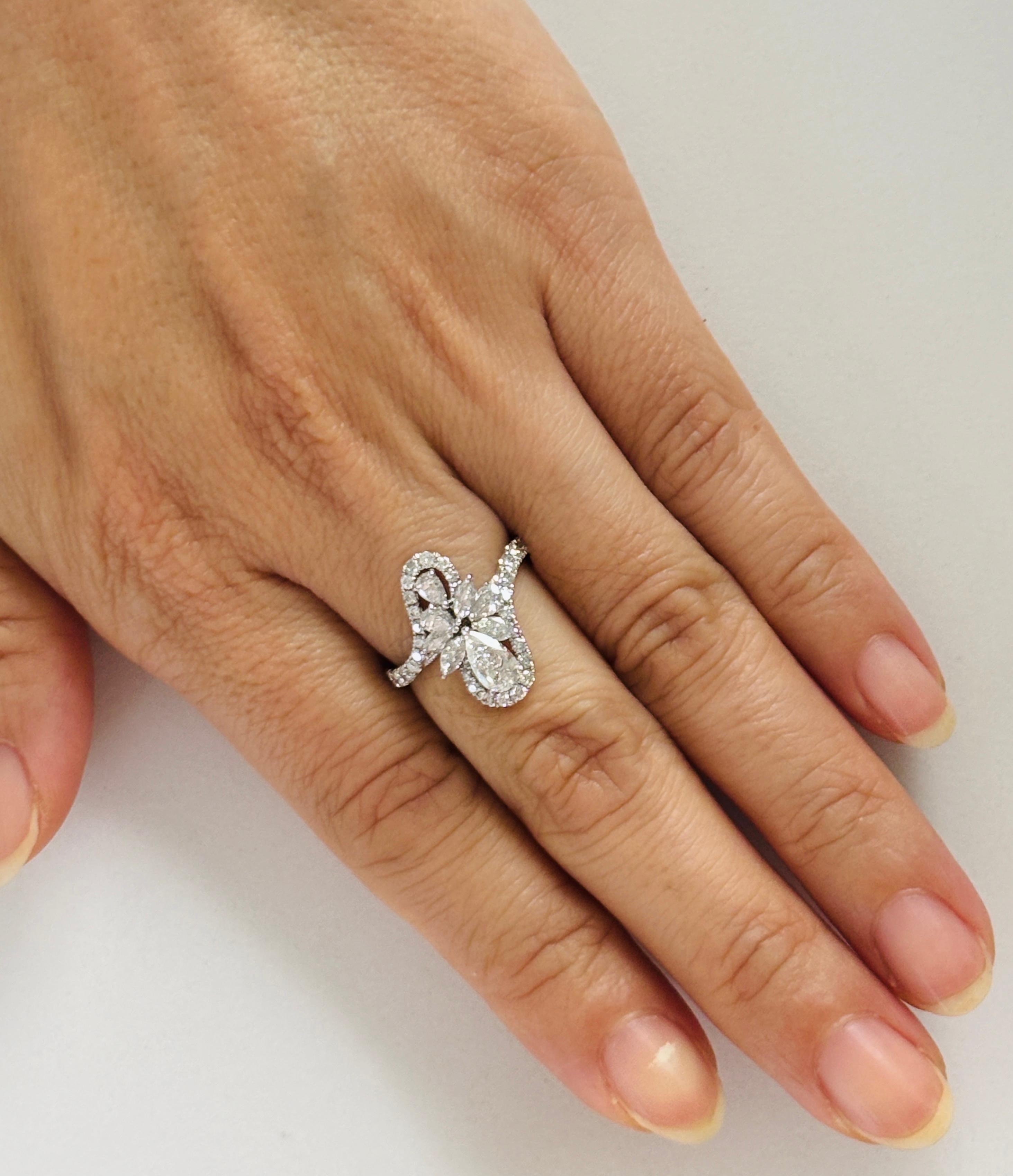 Bague cocktail en platine sertie d'un diamant blanc naturel Pour femmes en vente