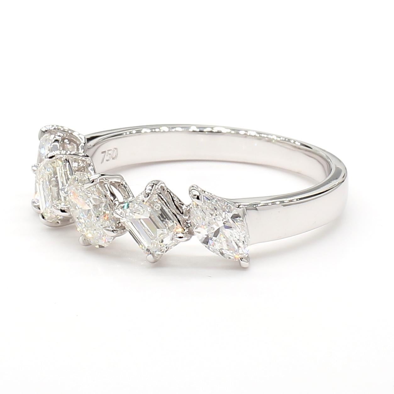 Der schöne Diamantring von RareGemWorld. In einer wunderschönen Fassung aus 18 Karat Weißgold mit natürlichen weißen Diamanten im Marquise-Schliff, natürlichen weißen Diamanten im Smaragd-Schliff und natürlichen weißen Diamanten im Oval-Schliff