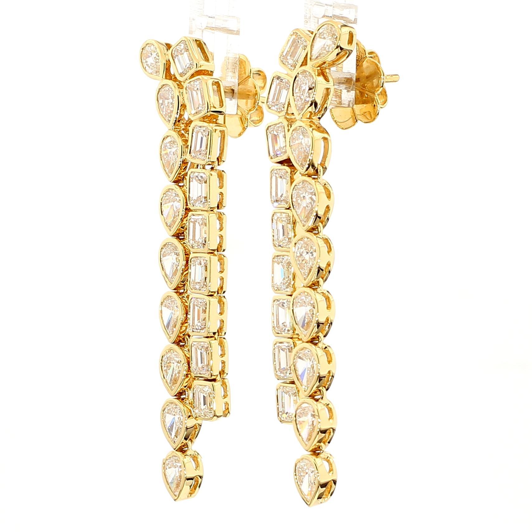 I bellissimi orecchini di diamanti di RareGemworld. Montato in una splendida montatura in oro giallo 18K con diamanti bianchi naturali taglio smeraldo e diamanti bianchi naturali taglio pera. Questi orecchini sono garantiti per stupire e arricchire