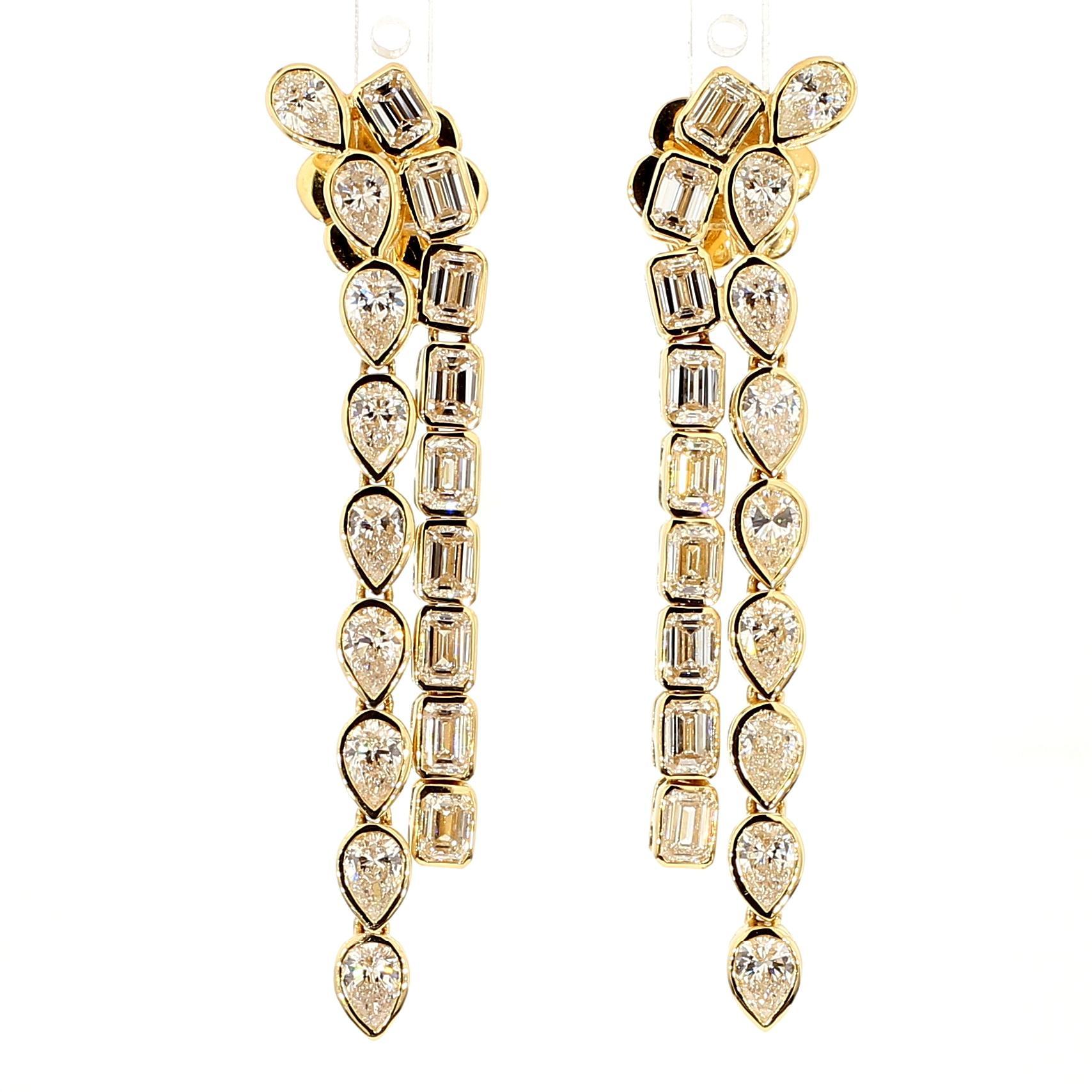 Contemporaneo Orecchini a goccia in oro bianco con diamante smeraldo bianco naturale da 4,83 carati TW in vendita