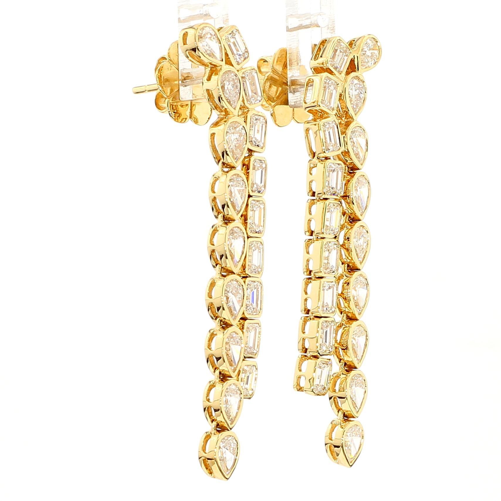 Taglio smeraldo Orecchini a goccia in oro bianco con diamante smeraldo bianco naturale da 4,83 carati TW in vendita