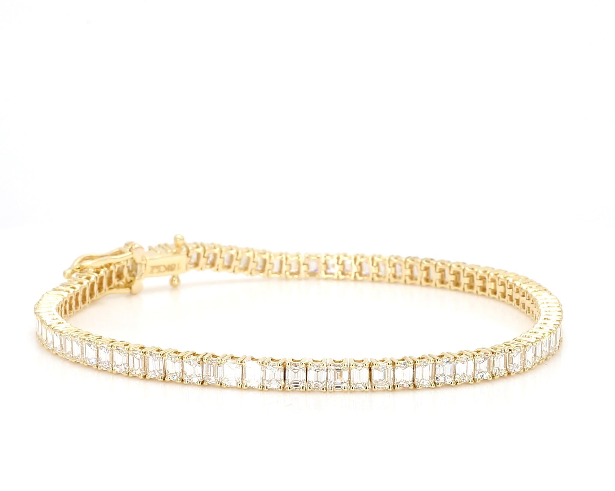 Il bellissimo bracciale di diamanti di RareGemworld. Montato in una splendida montatura in oro giallo 18 carati con diamanti bianchi naturali taglio smeraldo. Questo braccialetto è destinato a stupire e ad arricchire la tua collezione