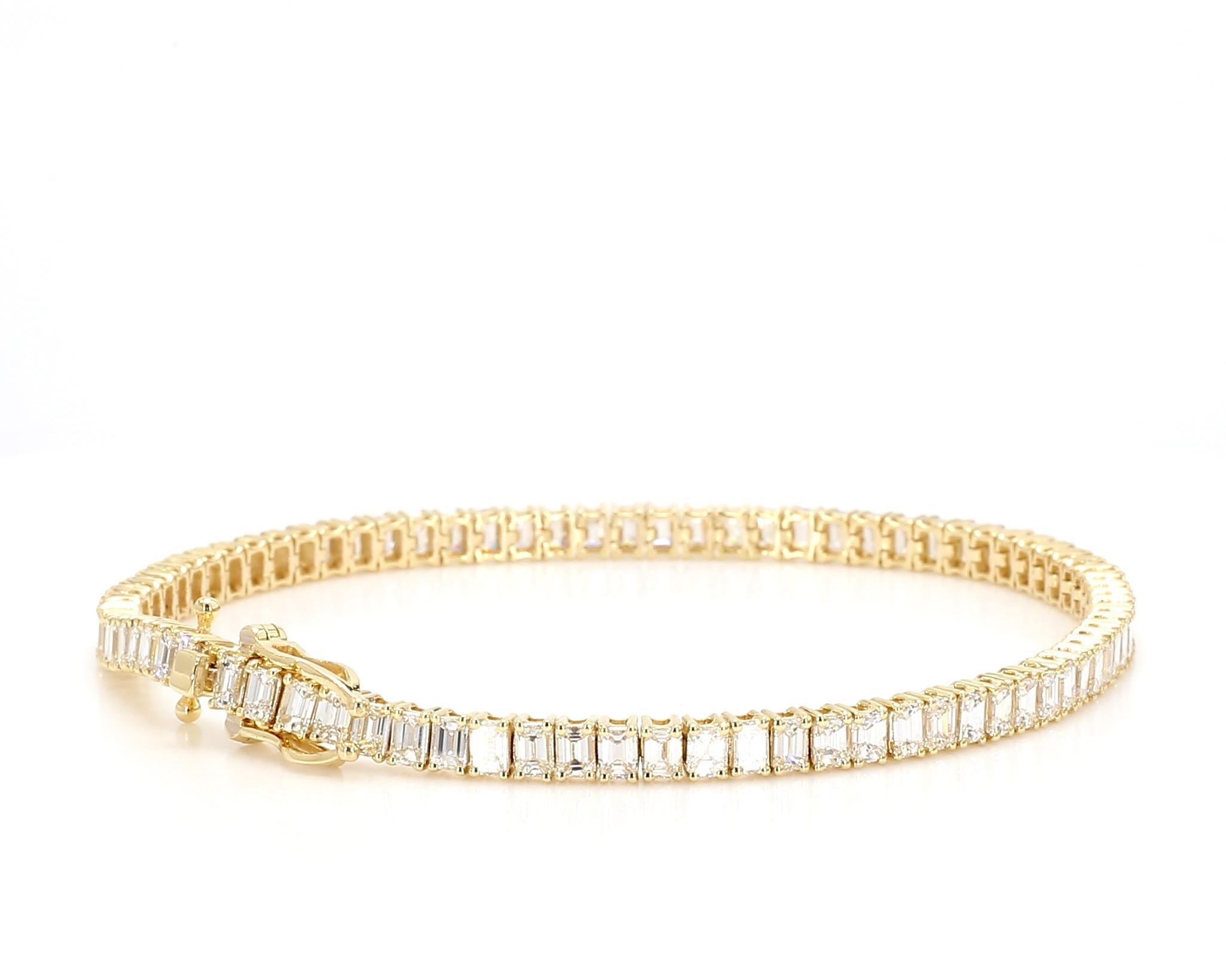 Contemporaneo Bracciale tennis in oro giallo con diamante smeraldo bianco naturale da 6,48 carati TW in vendita