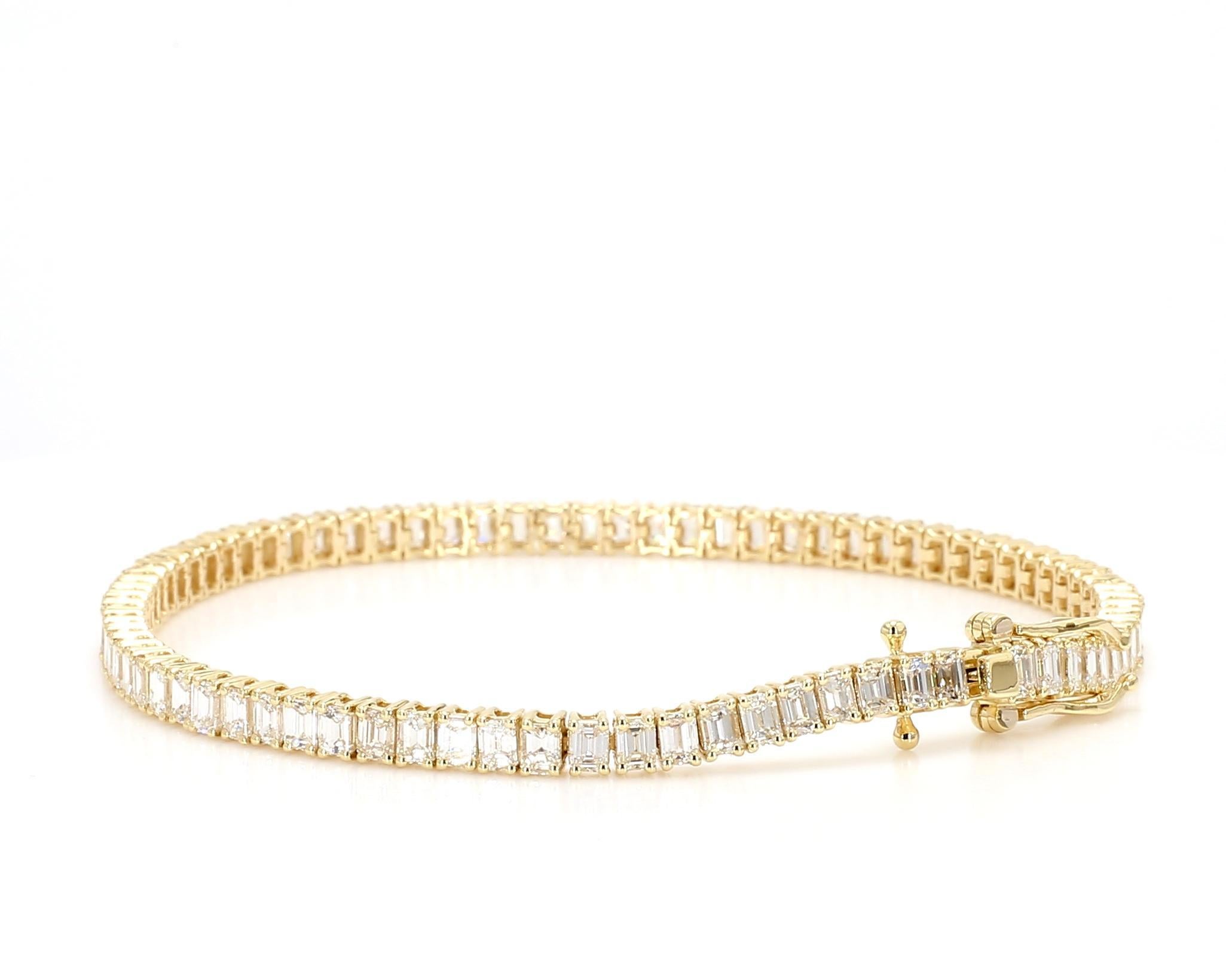 Taglio smeraldo Bracciale tennis in oro giallo con diamante smeraldo bianco naturale da 6,48 carati TW in vendita