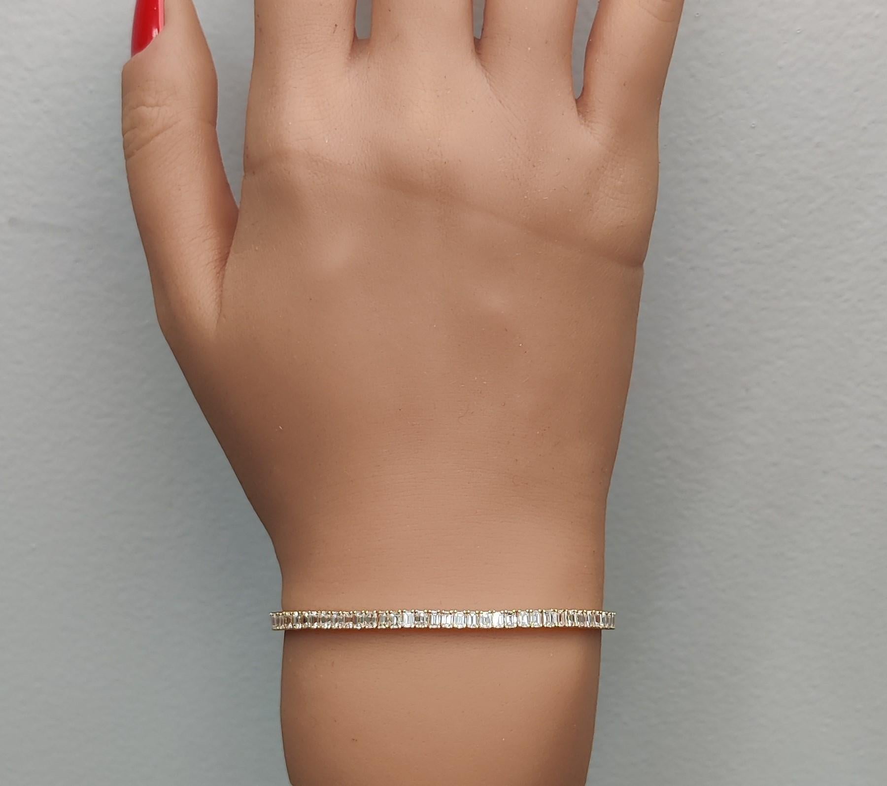 Bracciale tennis in oro giallo con diamante smeraldo bianco naturale da 6,48 carati TW In condizioni Nuovo in vendita a New York, NY