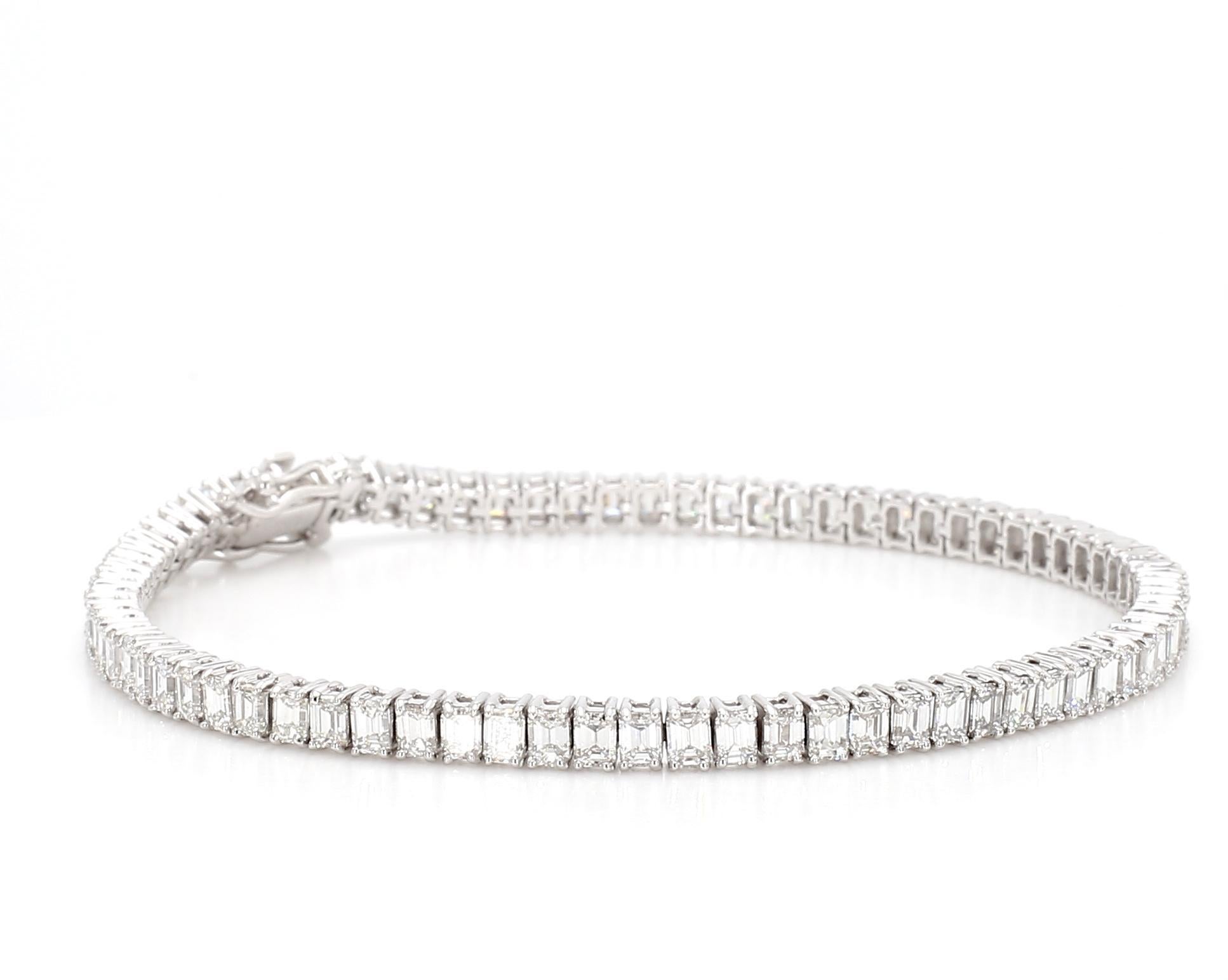 Il bellissimo bracciale di diamanti di RareGemworld. Montato in una splendida montatura in oro bianco 18 carati con diamanti bianchi naturali taglio smeraldo. Questo braccialetto è destinato a stupire e ad arricchire la tua collezione