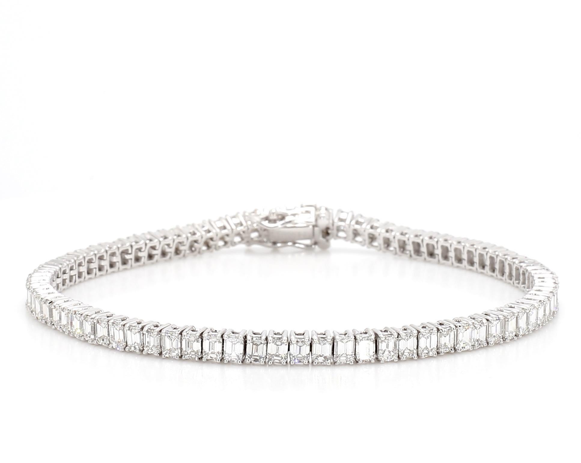 Contemporaneo Bracciale tennis in oro bianco con diamante smeraldo bianco naturale da 6.59 carati TW in vendita