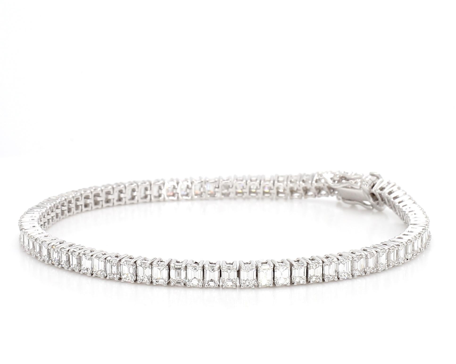 Taglio smeraldo Bracciale tennis in oro bianco con diamante smeraldo bianco naturale da 6.59 carati TW in vendita