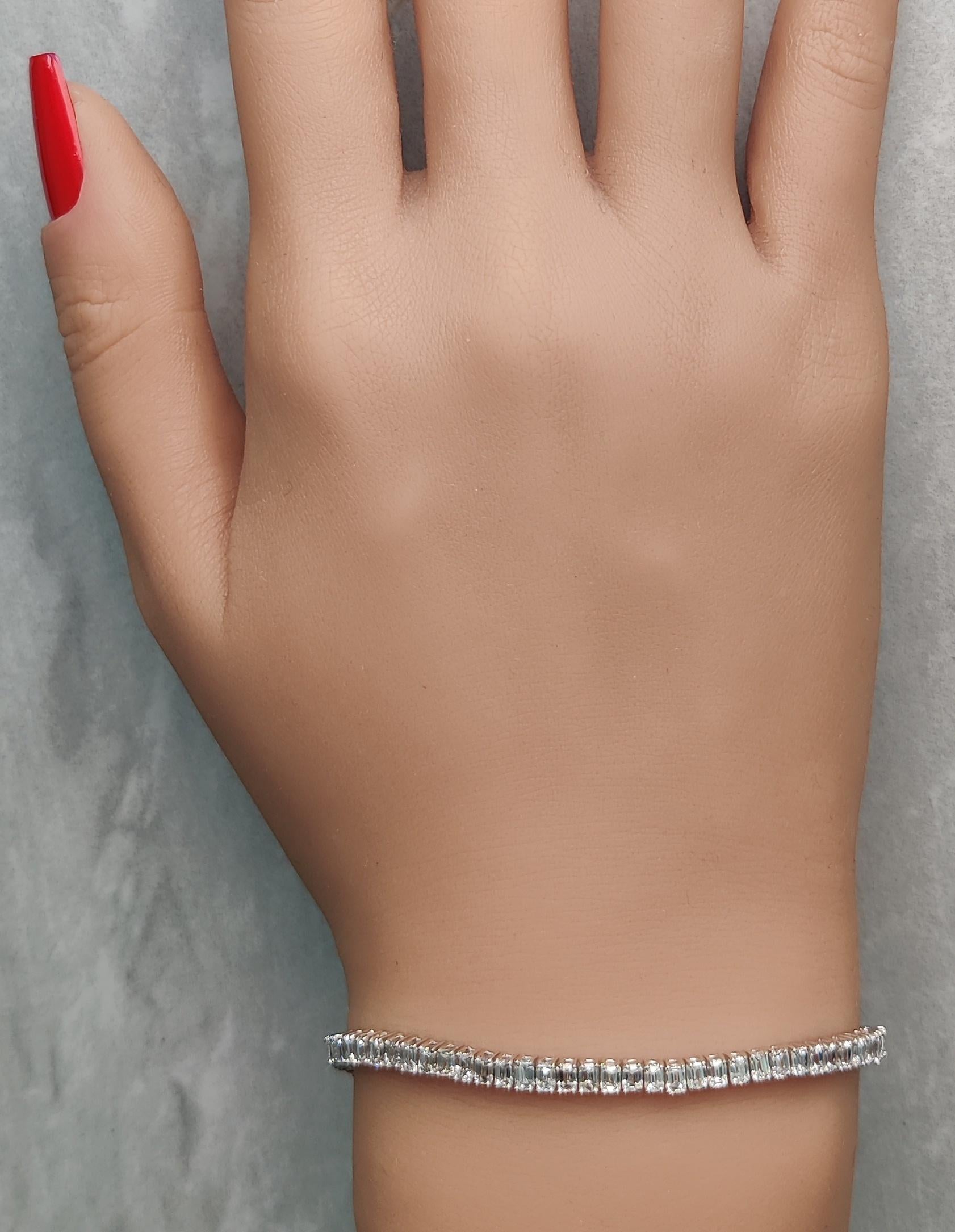 Bracciale tennis in oro bianco con diamante smeraldo bianco naturale da 6.59 carati TW In condizioni Nuovo in vendita a New York, NY
