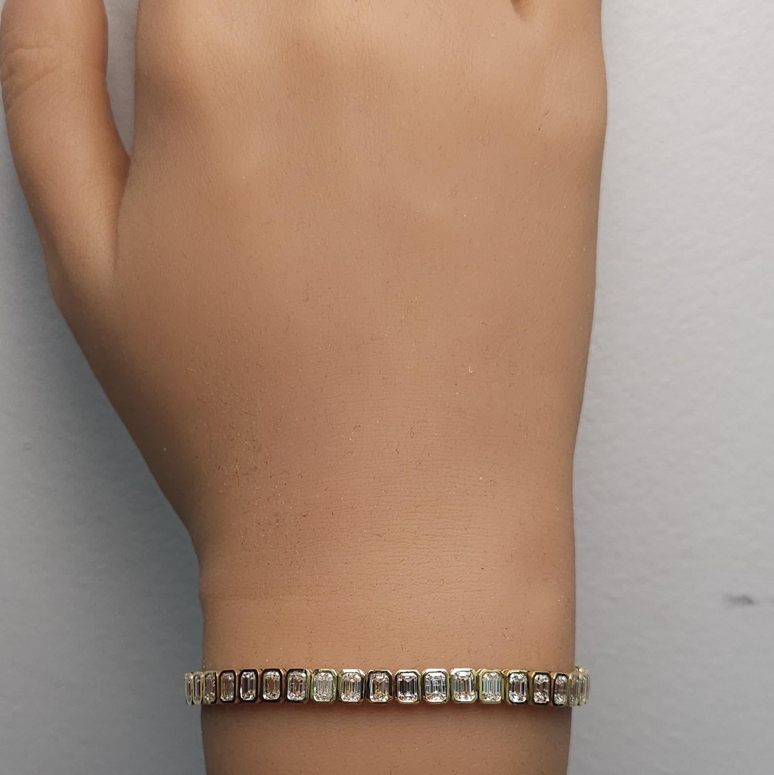 Natural White Emerald Diamond 8.50 Carat TW Yellow Gold Tennis Bracelet In New Condition For Sale In New York, NY