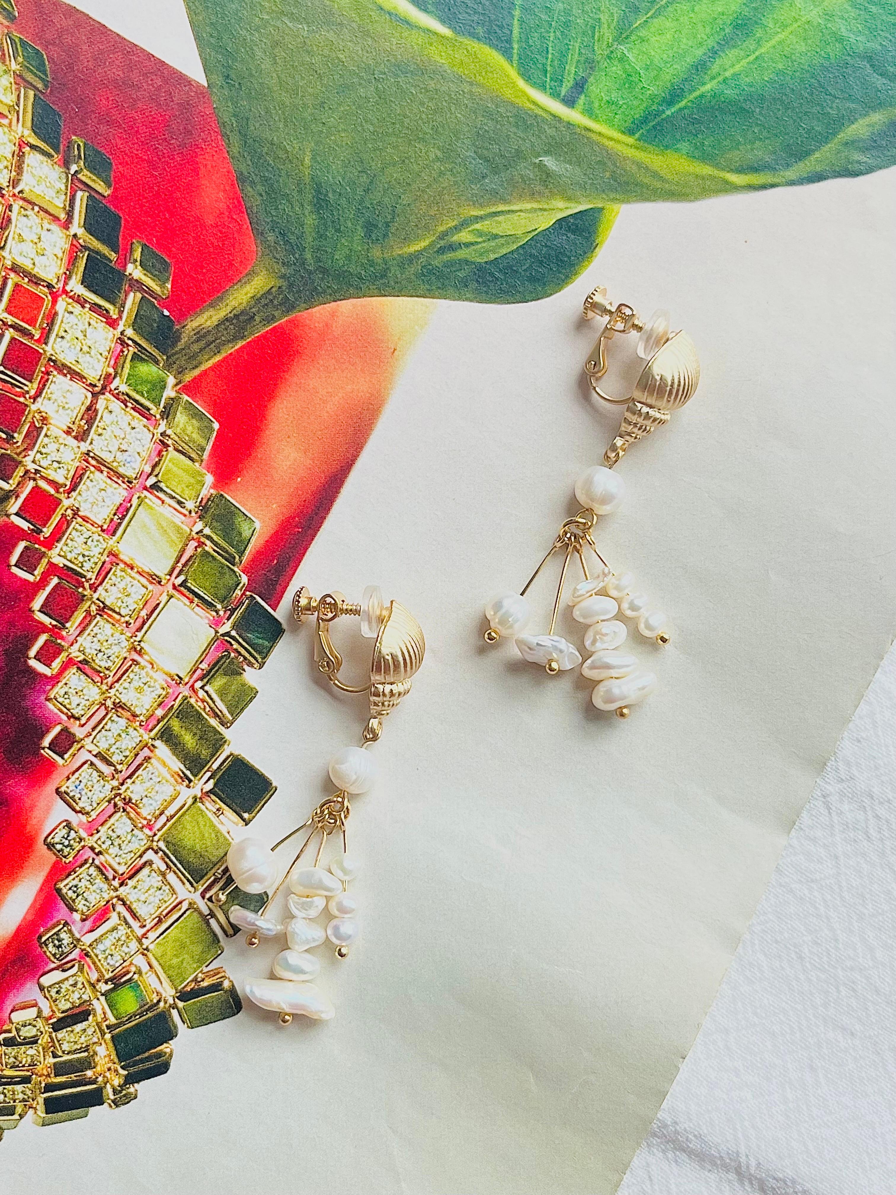 Women's or Men's Natural White Irregular Cluster Pearls Tassel Conch Shell Gold Clip On Earrings For Sale