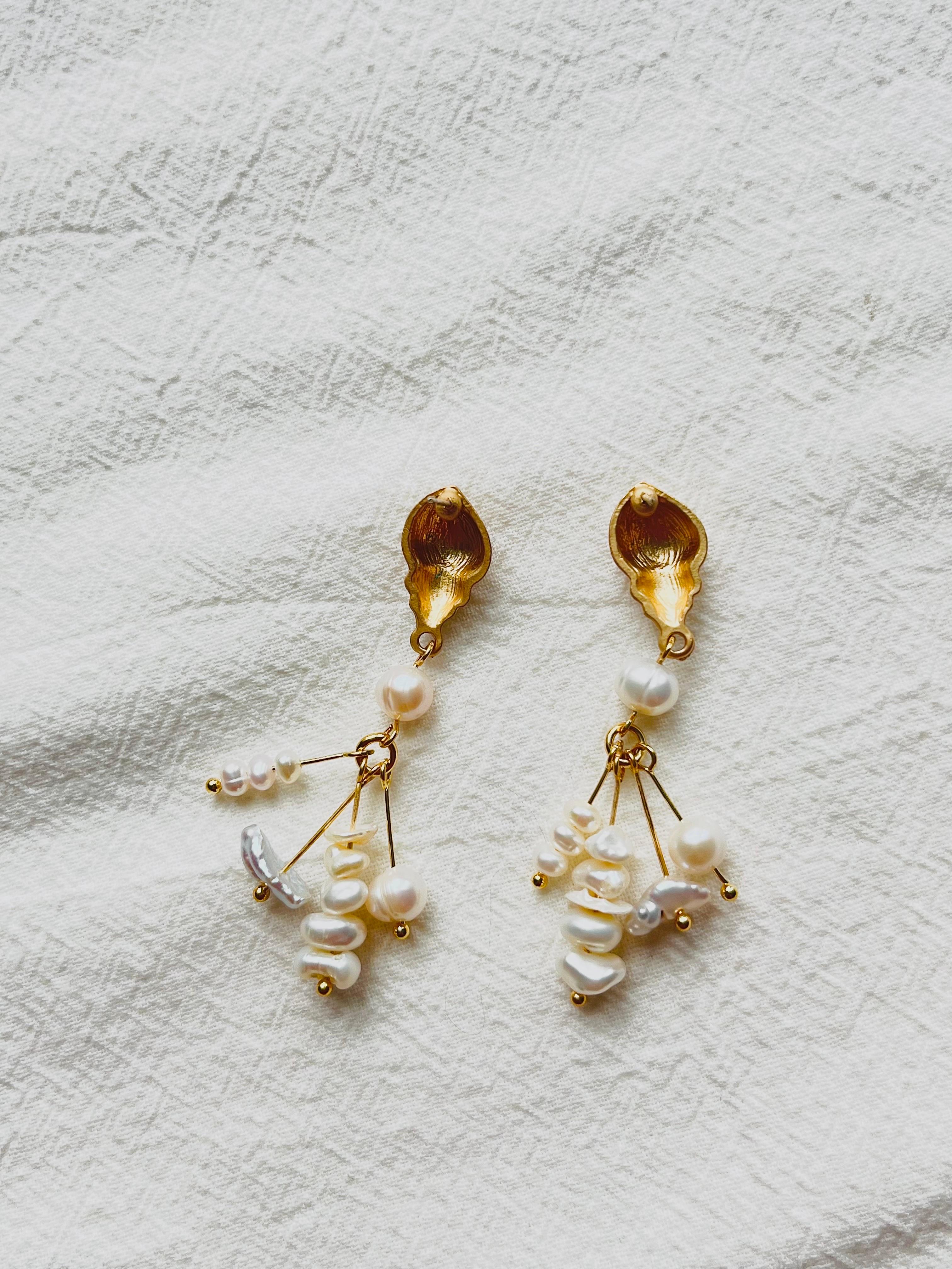 Natural White Irregular Cluster Pearls Tassel Conch Shell Gold Pierced Earrings In New Condition For Sale In Wokingham, England