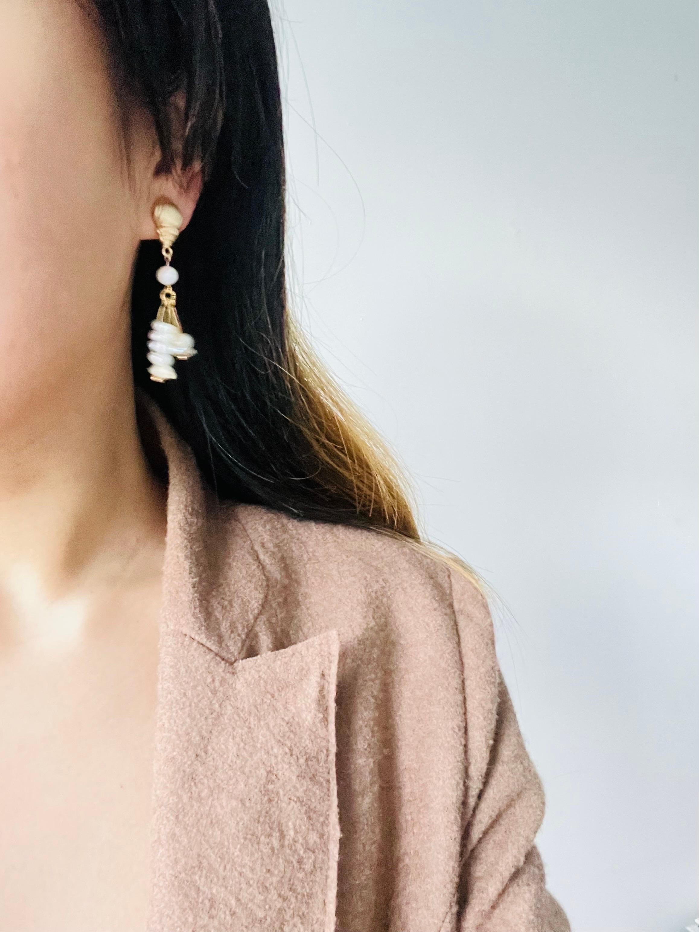 Natural White Irregular Cluster Pearls Tassel Conch Shell Gold Pierced Earrings For Sale 2