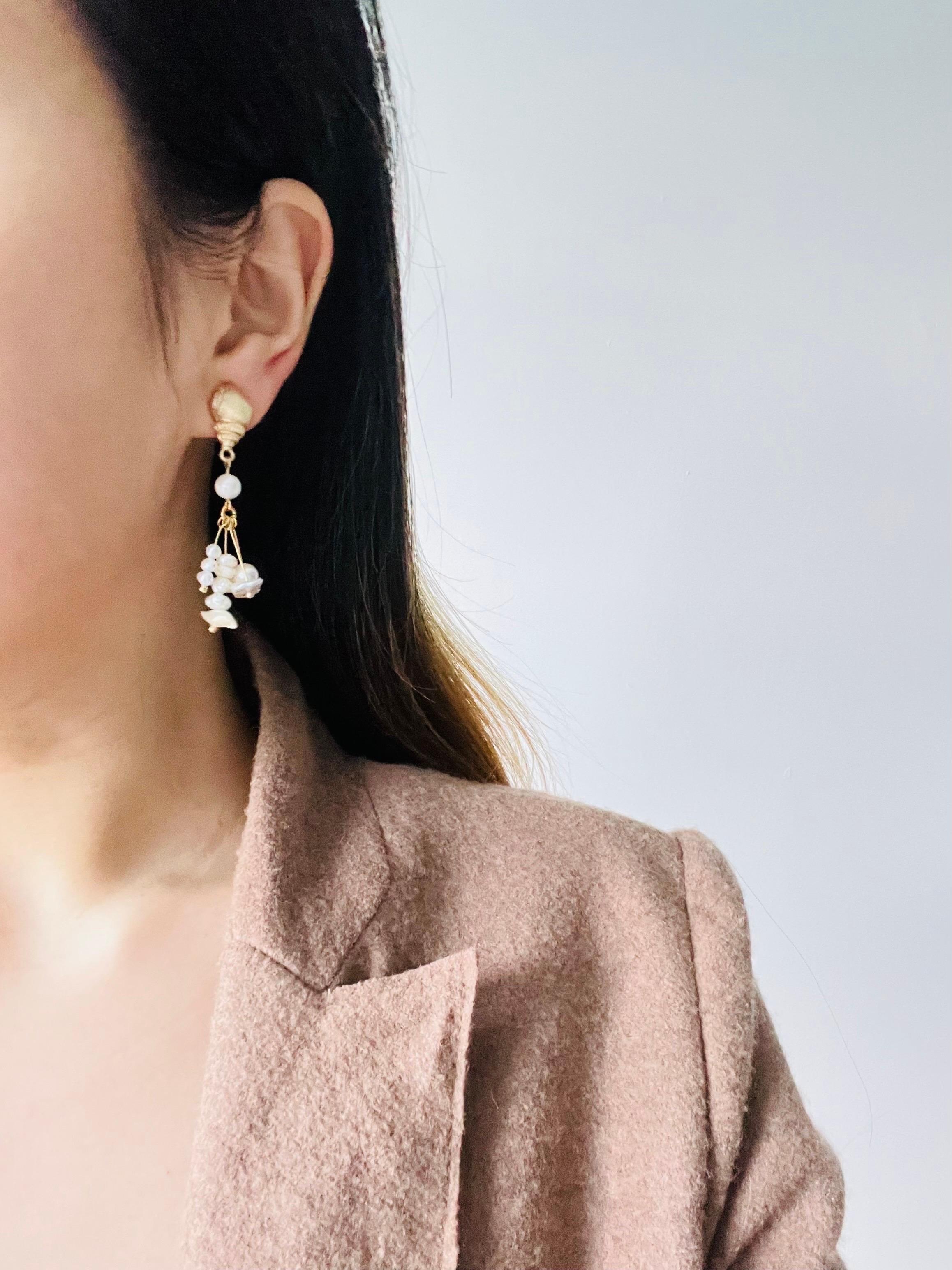 Natural White Irregular Cluster Pearls Tassel Conch Shell Gold Pierced Earrings For Sale 3