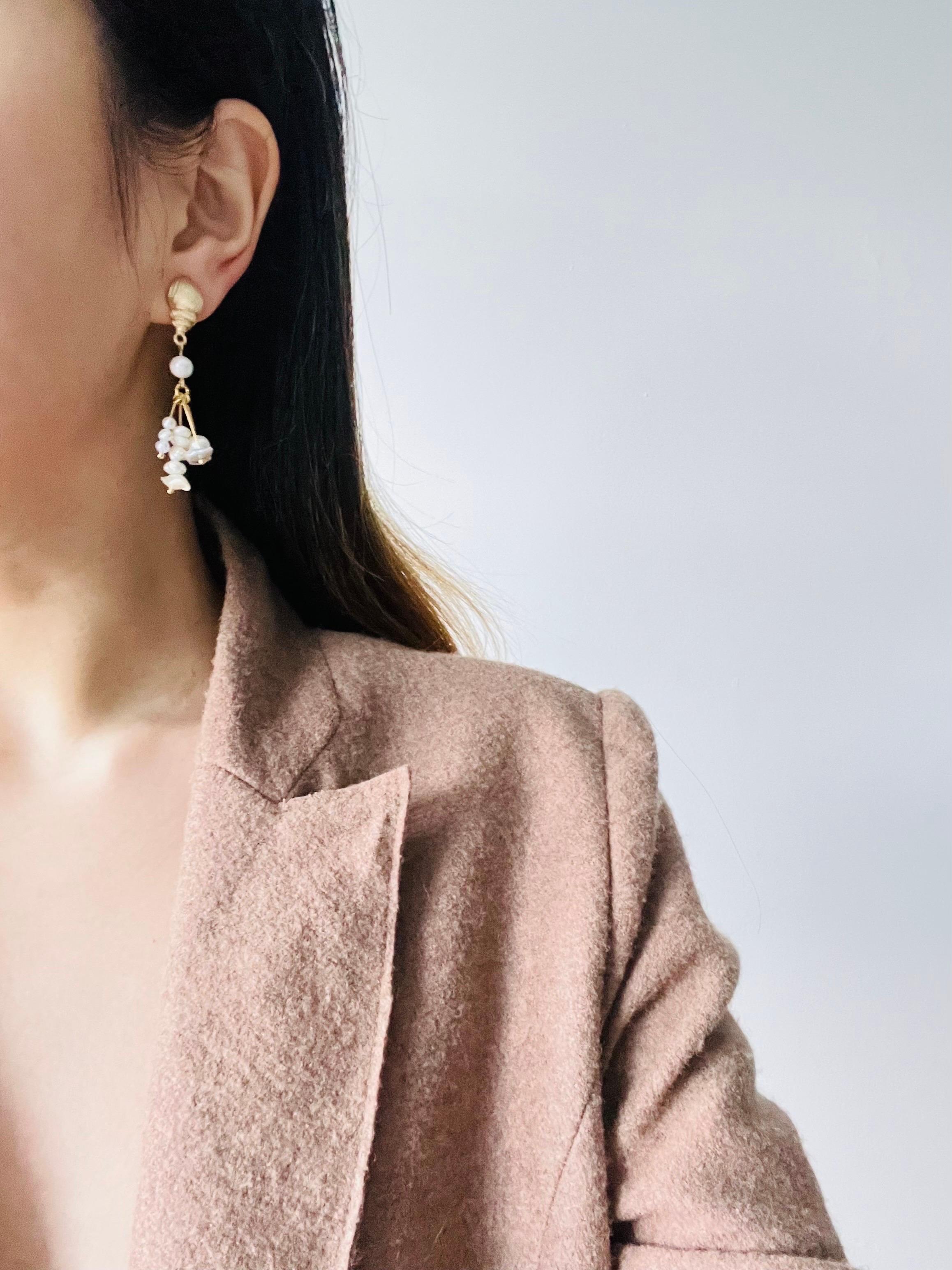 Natural White Irregular Cluster Pearls Tassel Conch Shell Gold Pierced Earrings For Sale 4