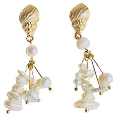 Boucles d'oreilles Pierce en or avec perles irrégulières en forme de grappe et houppe de conque, de couleur blanche naturelle
