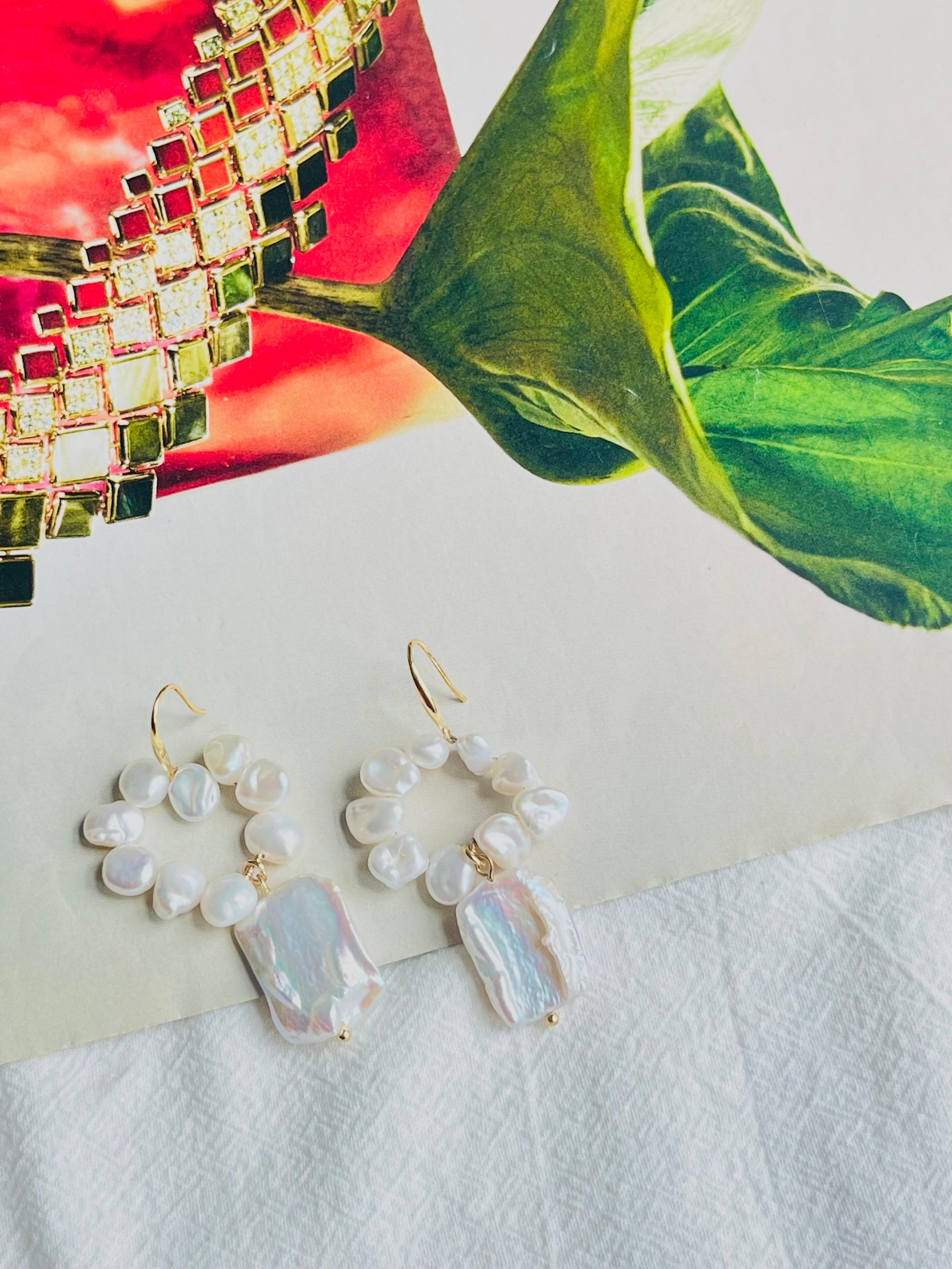 Natürliche weiße unregelmäßige Perlen Rechteck Kreis Anhänger Hoop Drop Gold Ohrringe im Angebot 1