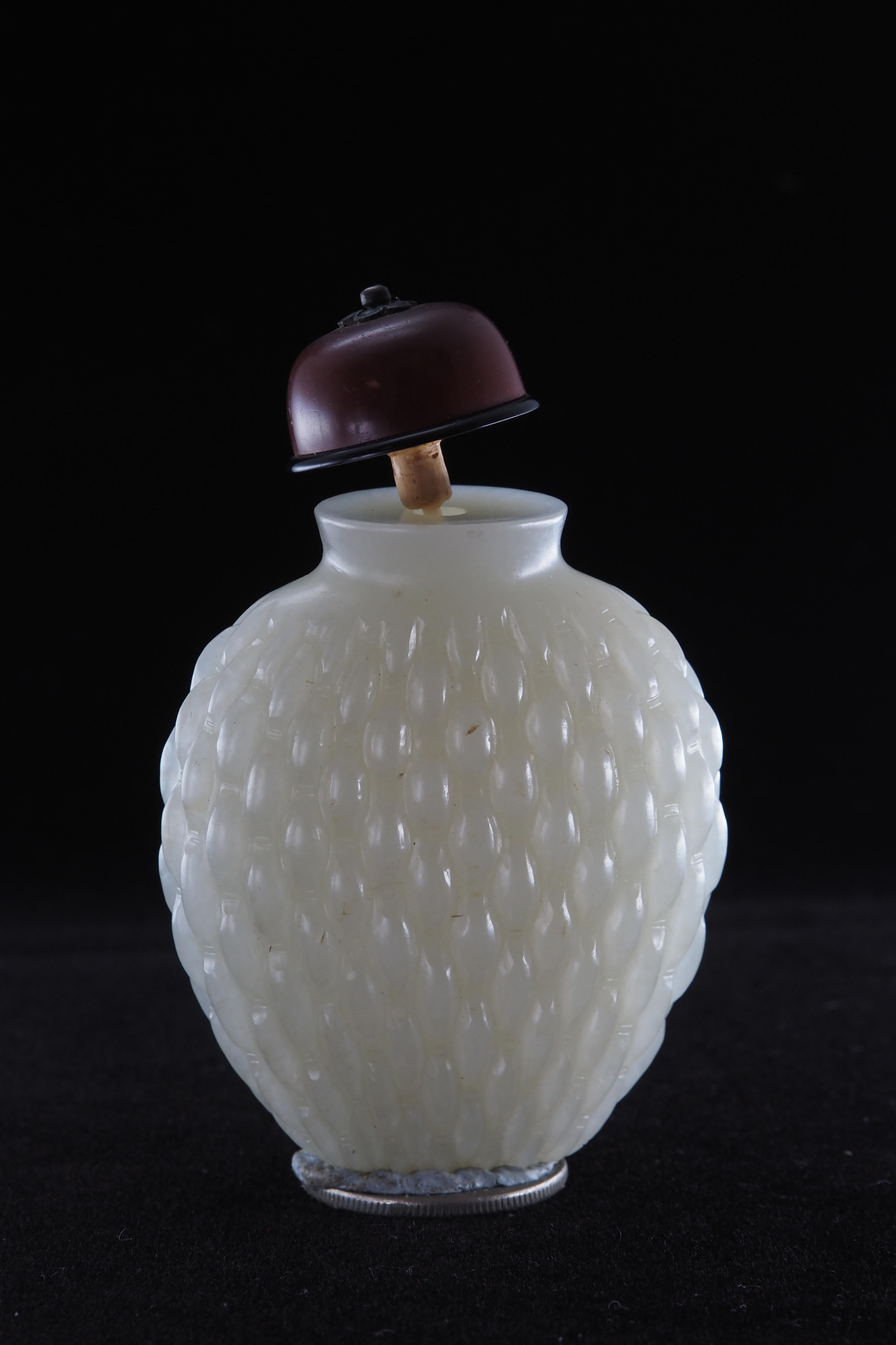 Tabatière en jade blanc naturel et agate en vente 1