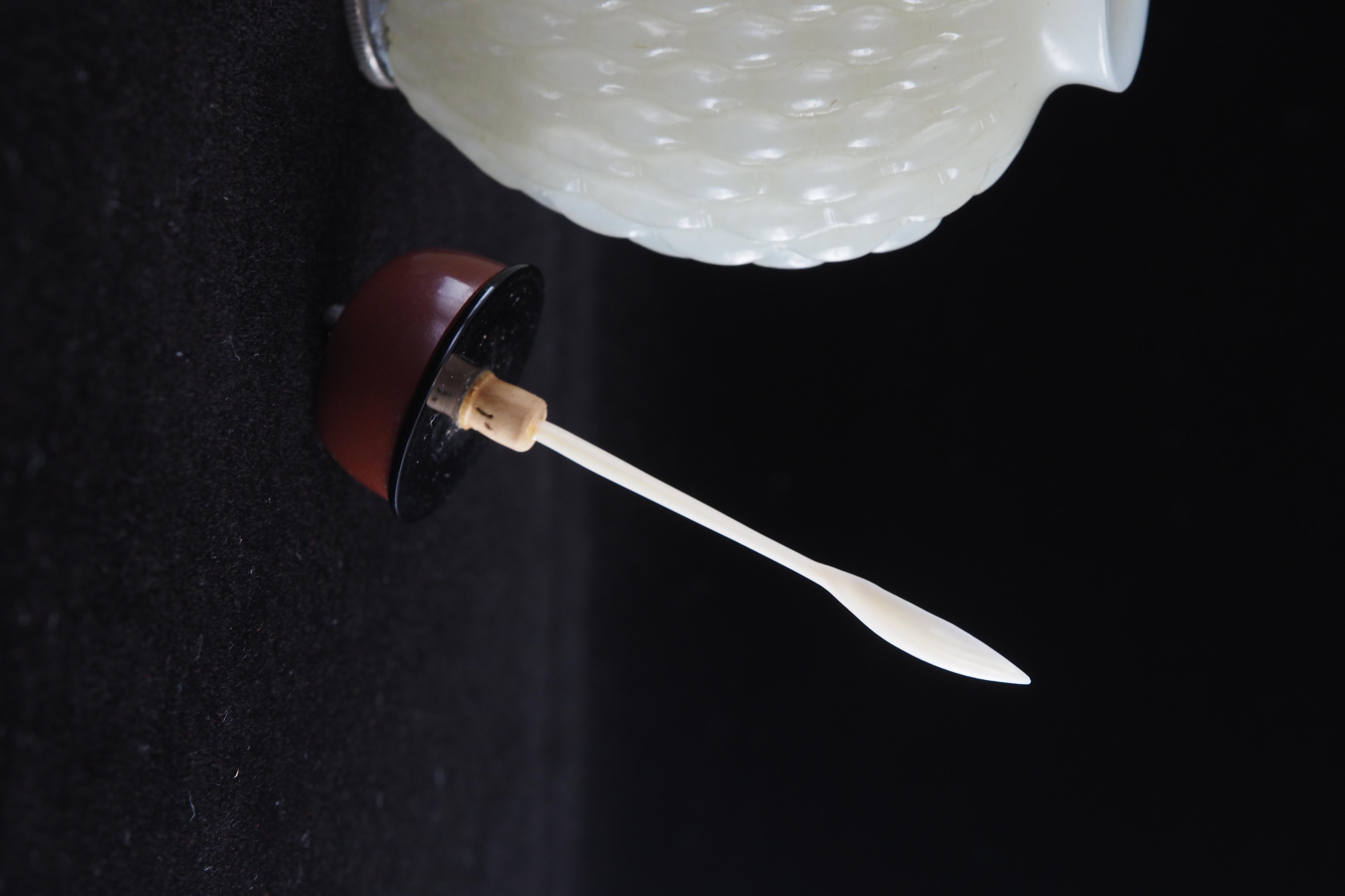 Tabatière en jade blanc naturel et agate en vente 4