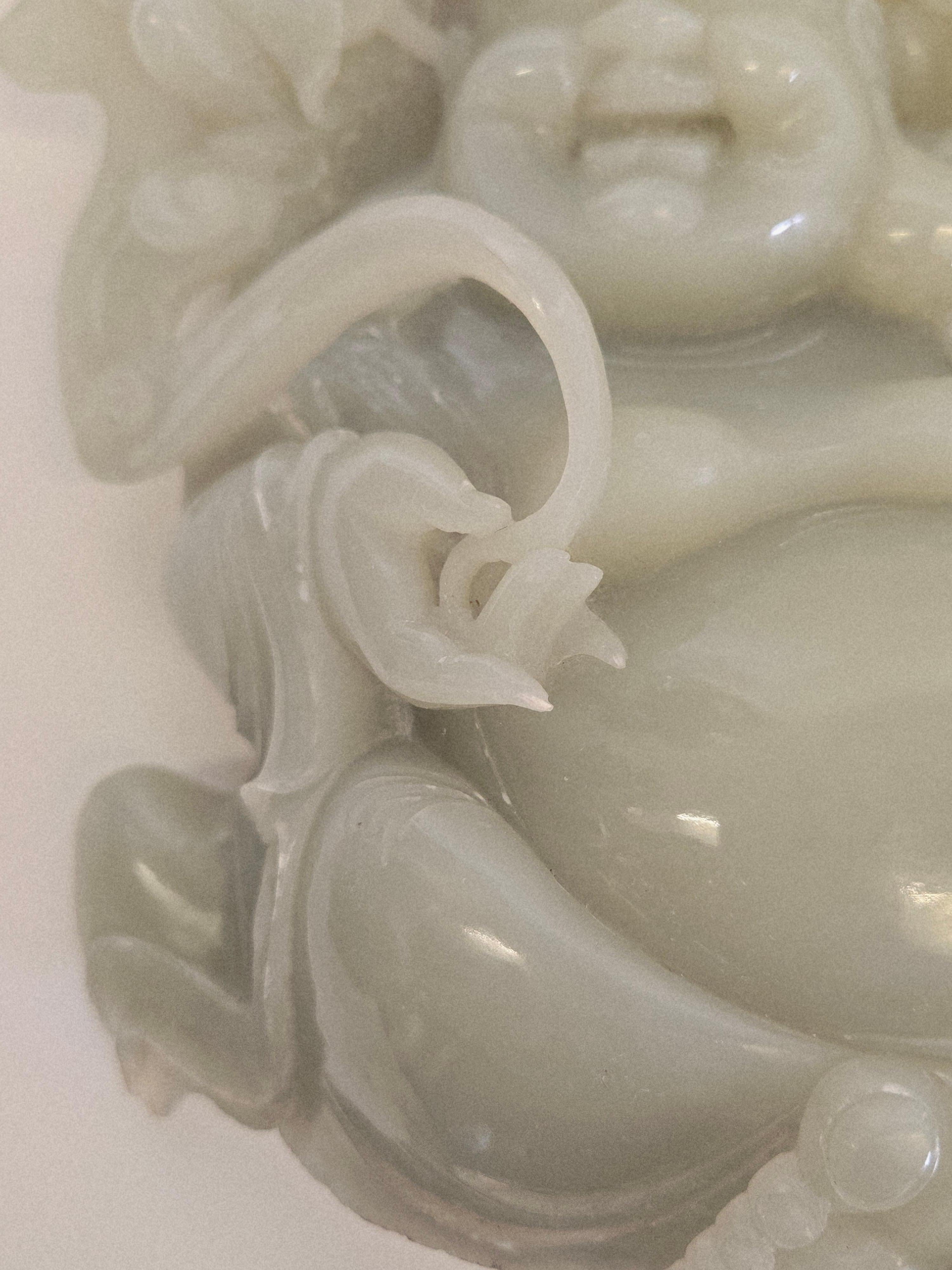 Scultura in giada bianca naturale Milefo con due fate, pipistrelli e monete in vendita 6