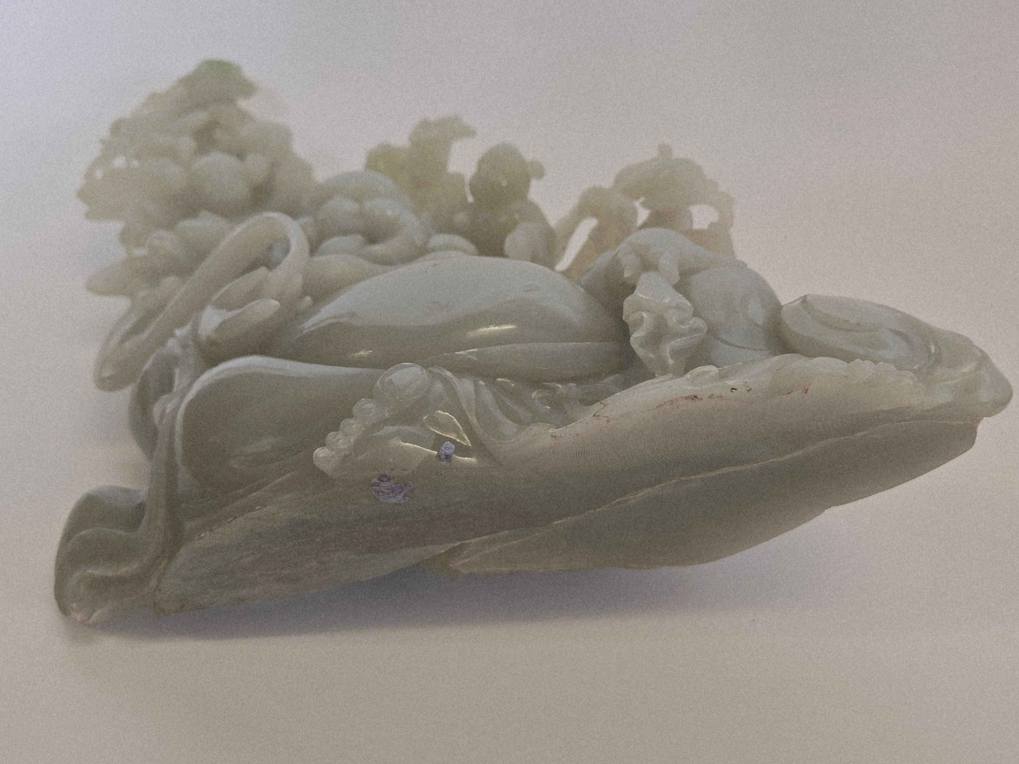 Scultura in giada bianca naturale Milefo con due fate, pipistrelli e monete in vendita 9