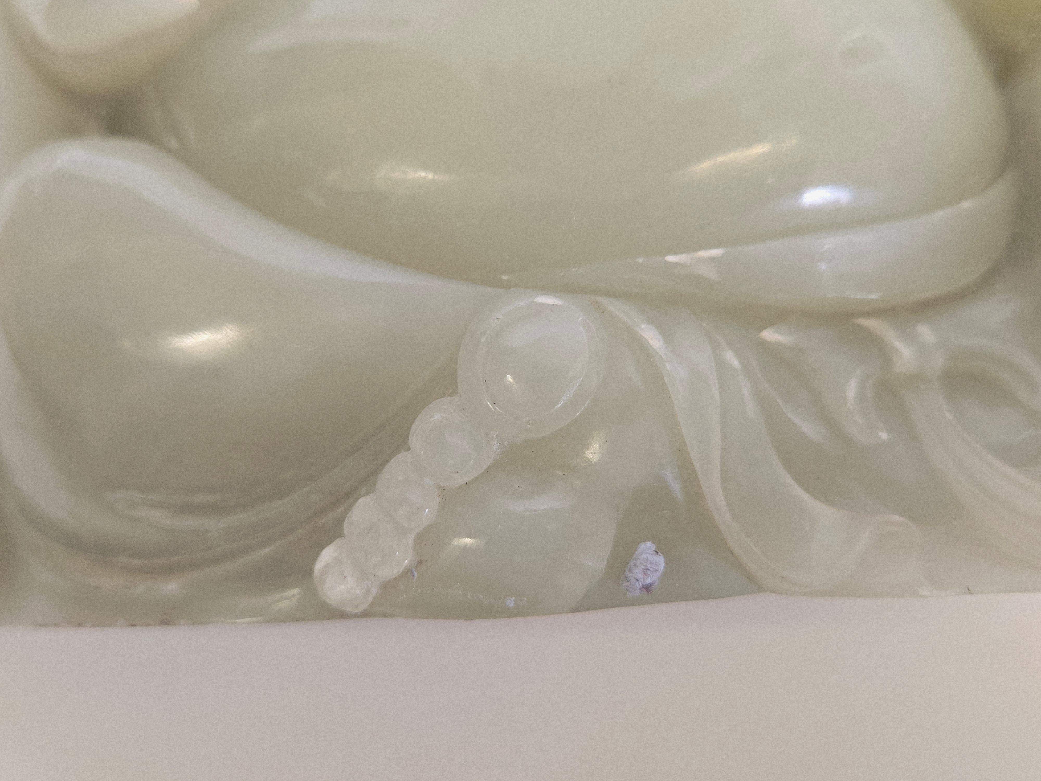 Scultura in giada bianca naturale Milefo con due fate, pipistrelli e monete in vendita 10