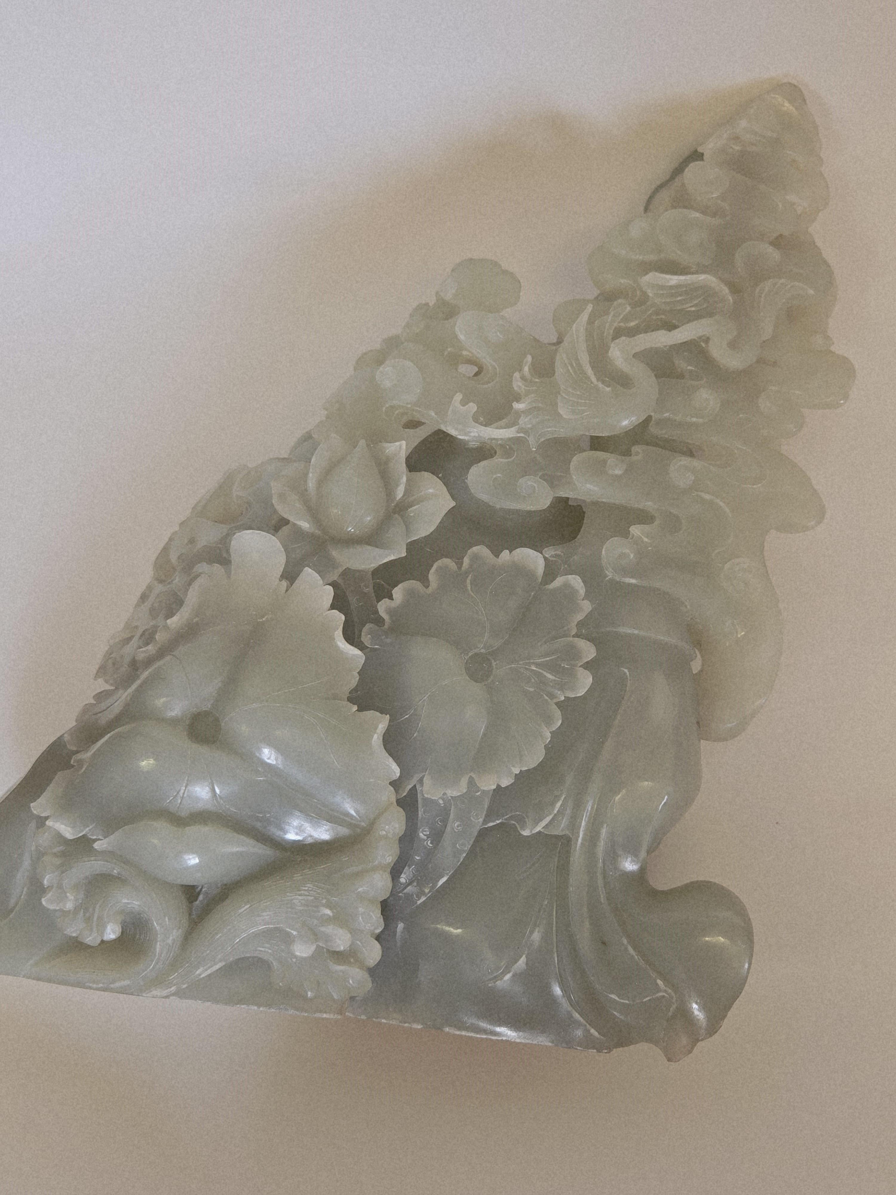 Scultura in giada bianca naturale Milefo con due fate, pipistrelli e monete in vendita 11