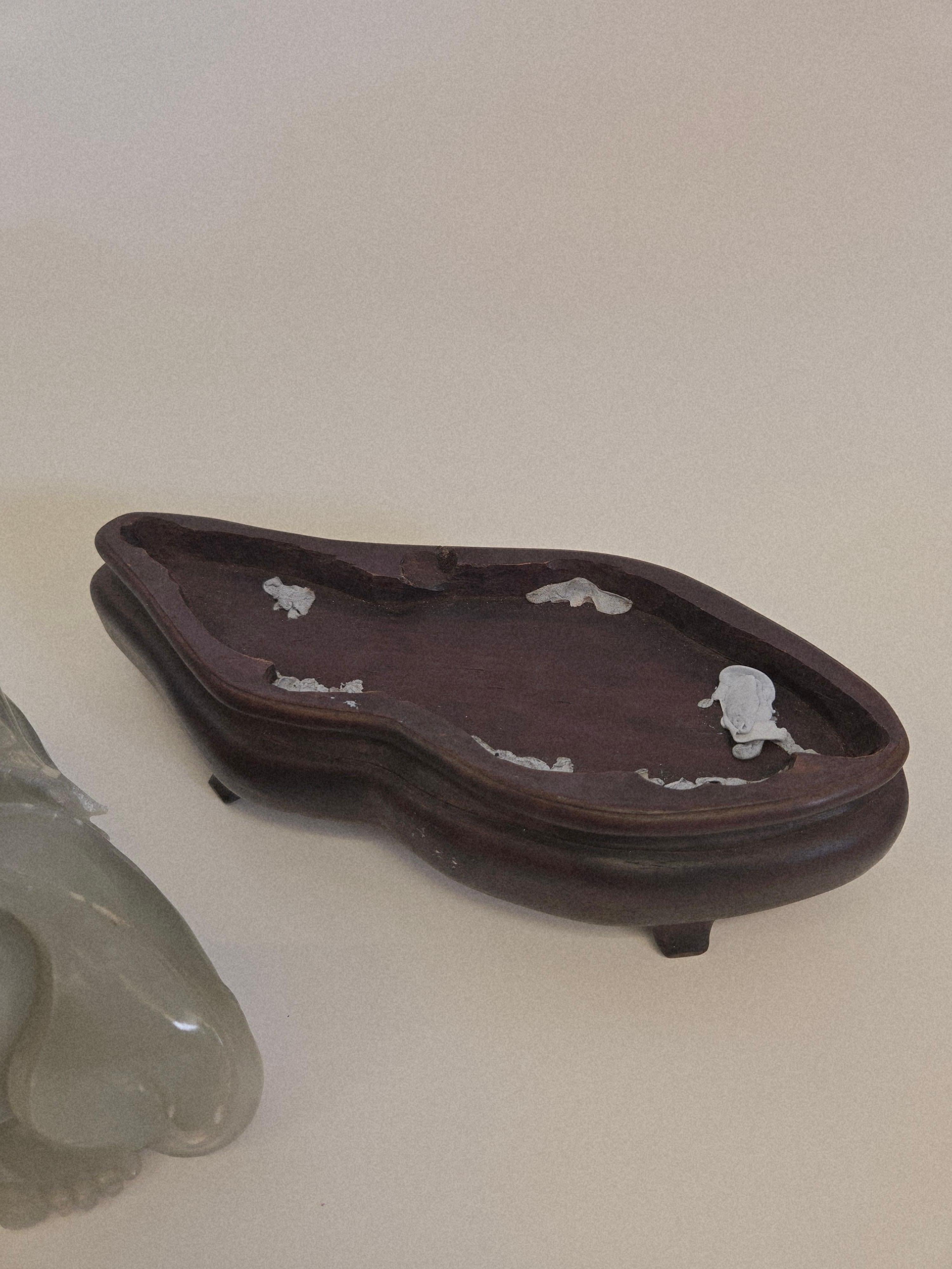 Scultura in giada bianca naturale Milefo con due fate, pipistrelli e monete in vendita 14
