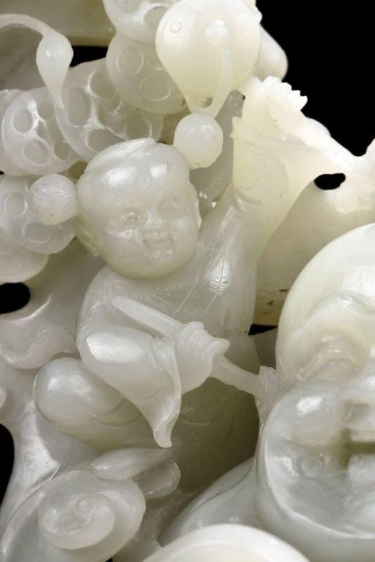 Artista Scultura in giada bianca naturale Milefo con due fate, pipistrelli e monete in vendita