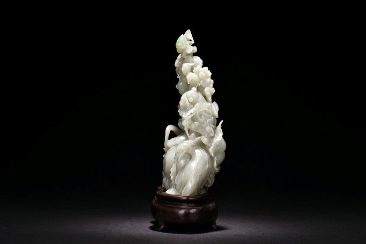 Scultura in giada bianca naturale Milefo con due fate, pipistrelli e monete in vendita 1