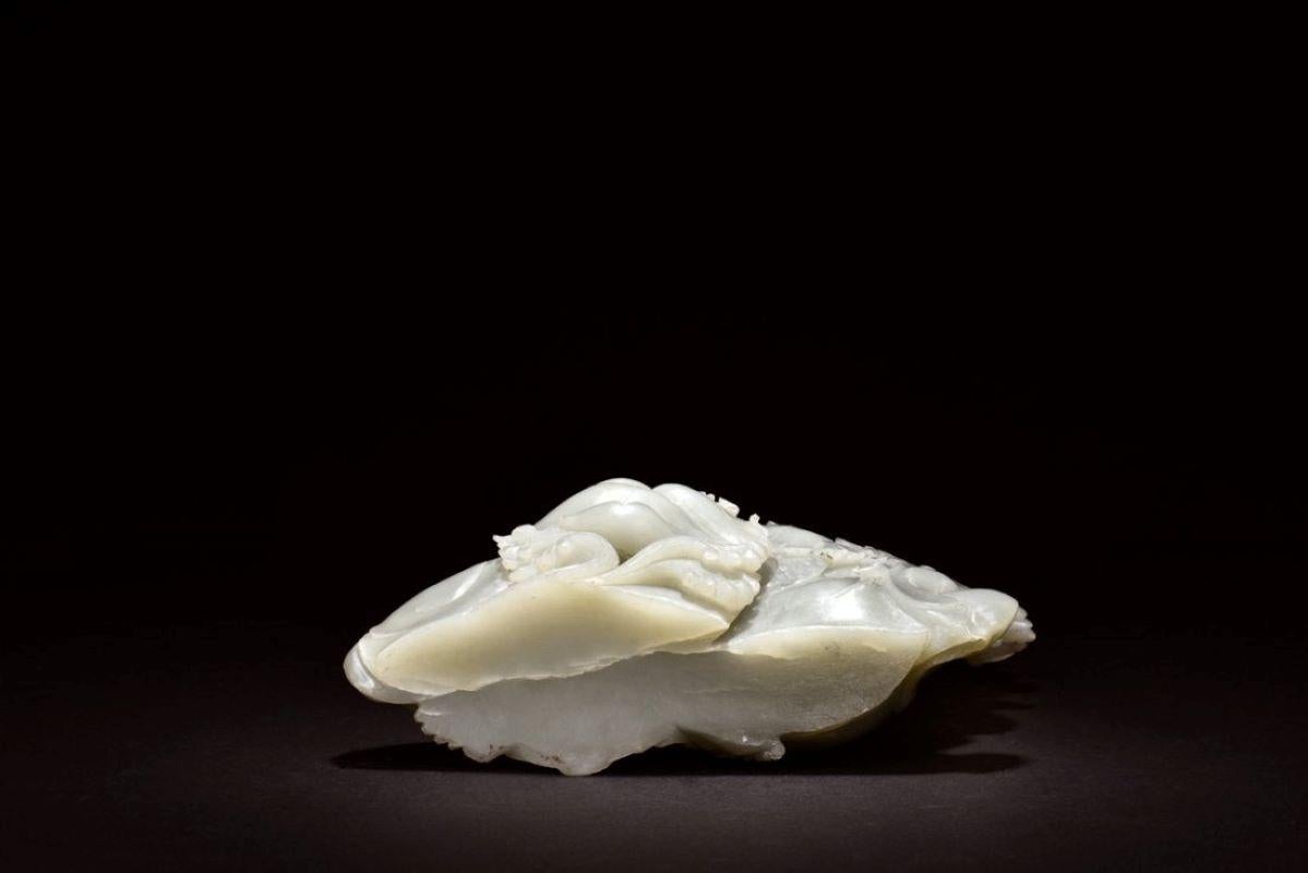 Scultura in giada bianca naturale Milefo con due fate, pipistrelli e monete in vendita 2