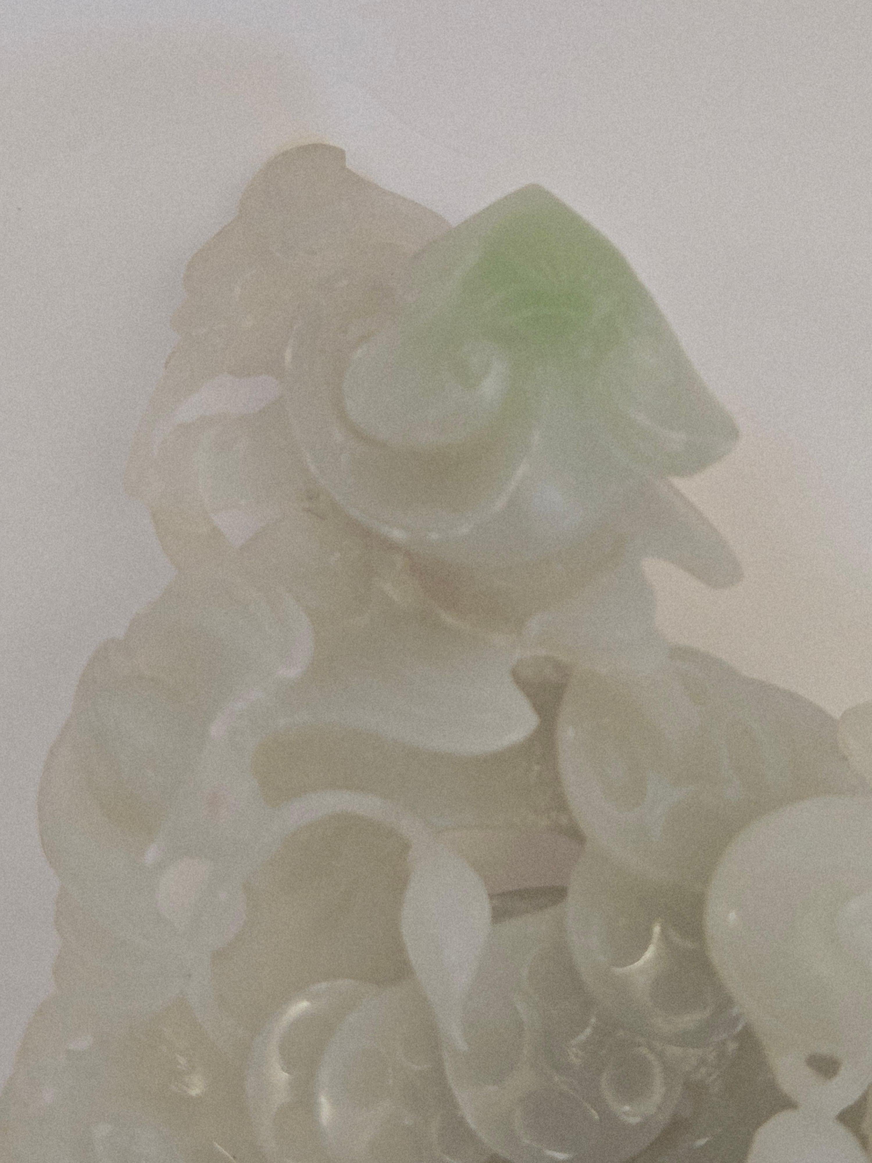 Scultura in giada bianca naturale Milefo con due fate, pipistrelli e monete in vendita 3