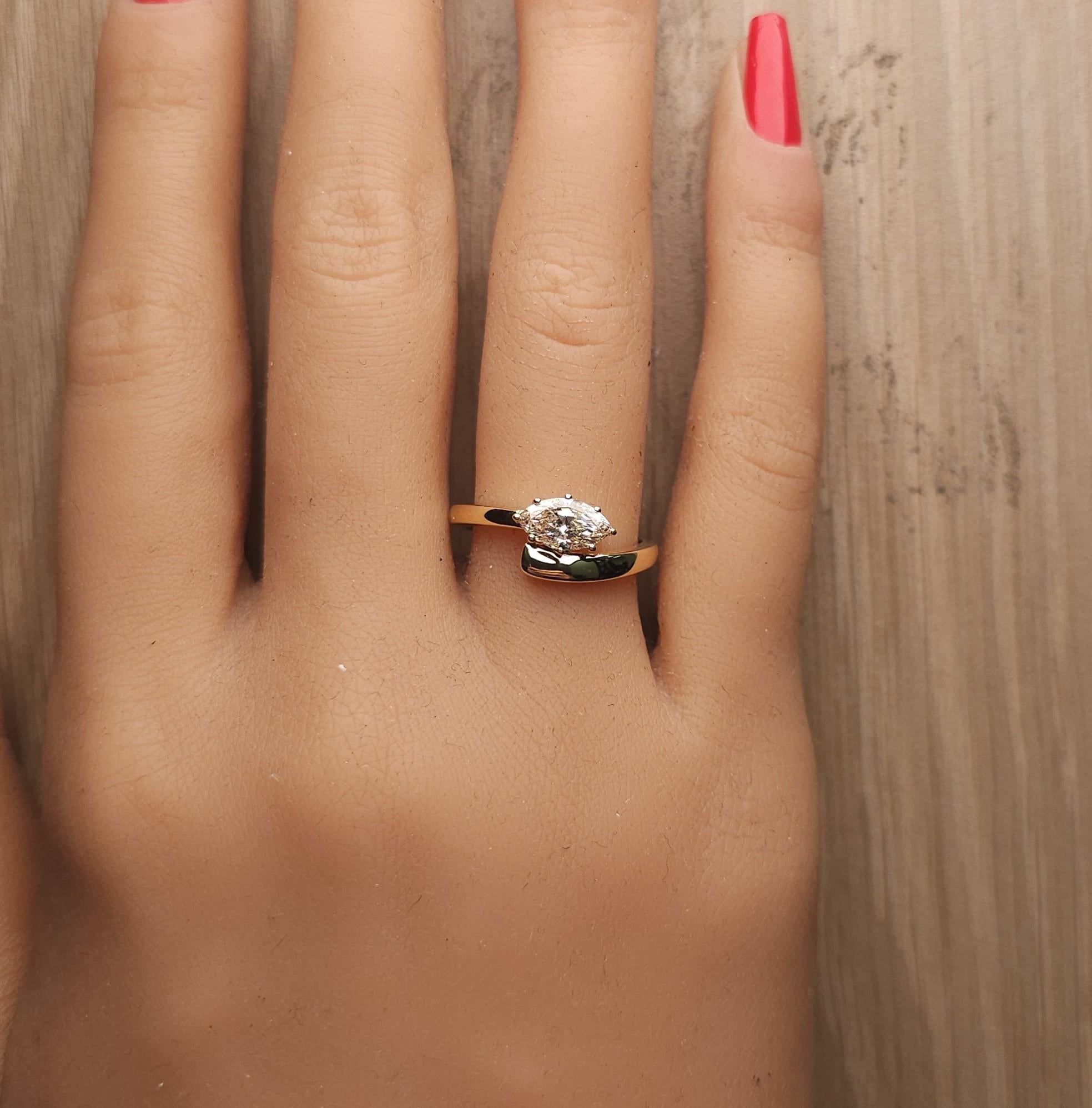 Anillo de cóctel de oro amarillo con diamante marquesa blanco natural de 0,72 quilates TW en venta 3