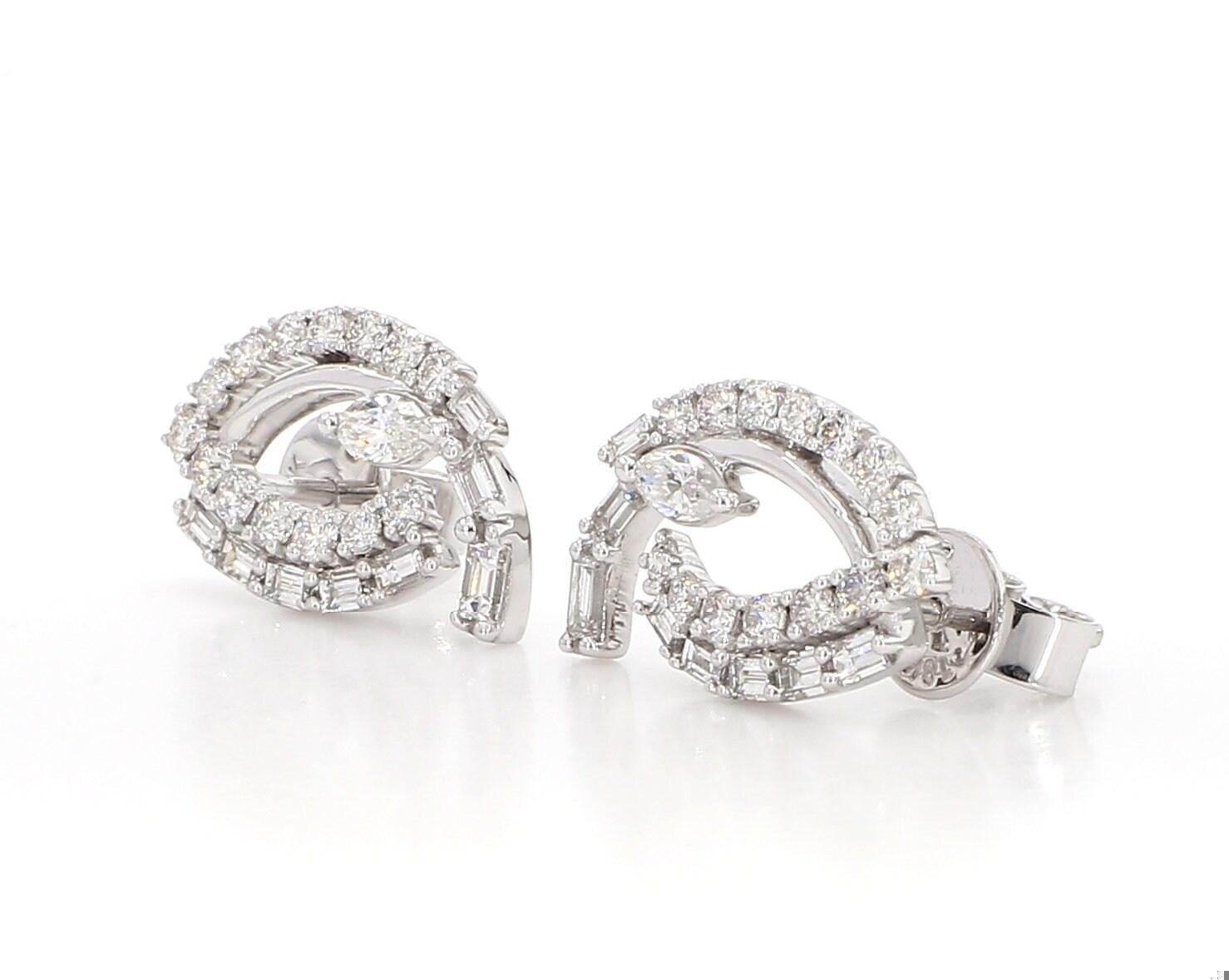 Les boucles d'oreilles classiques en diamant de Raregemworld. Monté dans une magnifique monture en or blanc 18 carats avec des diamants blancs de taille marquise naturelle, des diamants blancs de taille baguette naturelle et des diamants blancs de