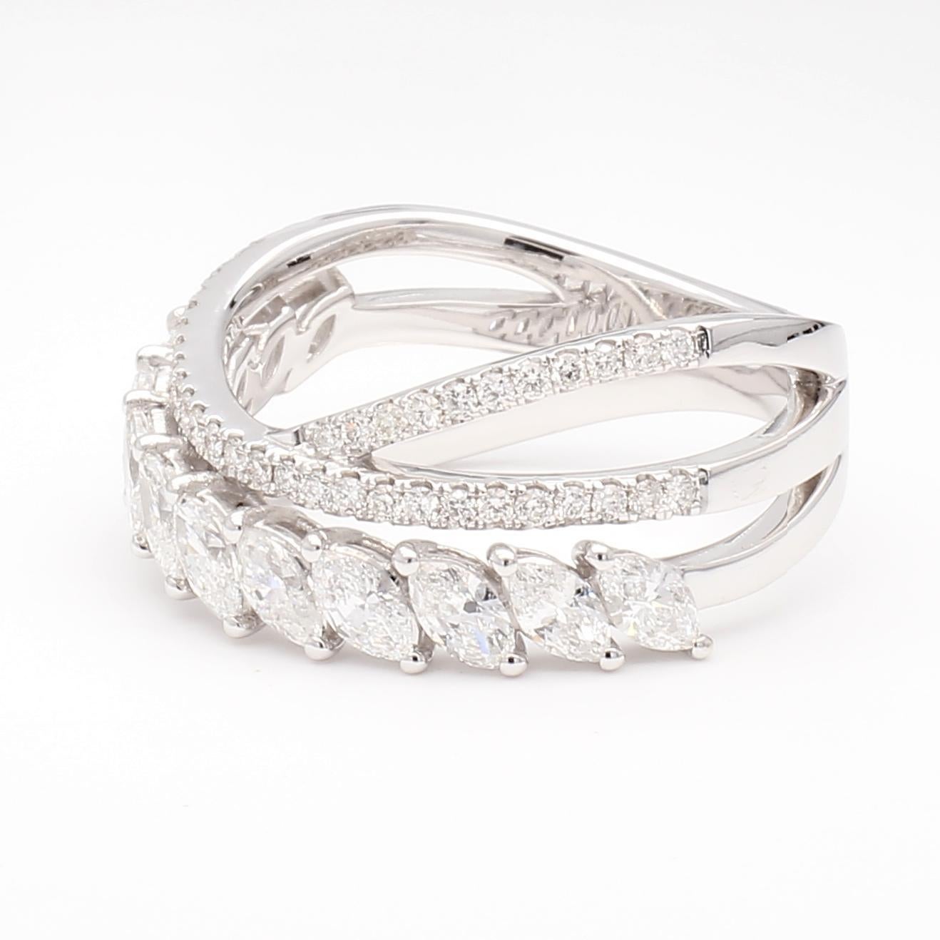 Der schöne Diamant-Cocktailring von RareGemWorld. In einer wunderschönen Fassung aus 18 Karat Weißgold mit natürlichen weißen Diamanten im Marquise-Schliff, ergänzt durch natürliche runde weiße Diamanten im Nahbereich. Dieses Band wird Sie