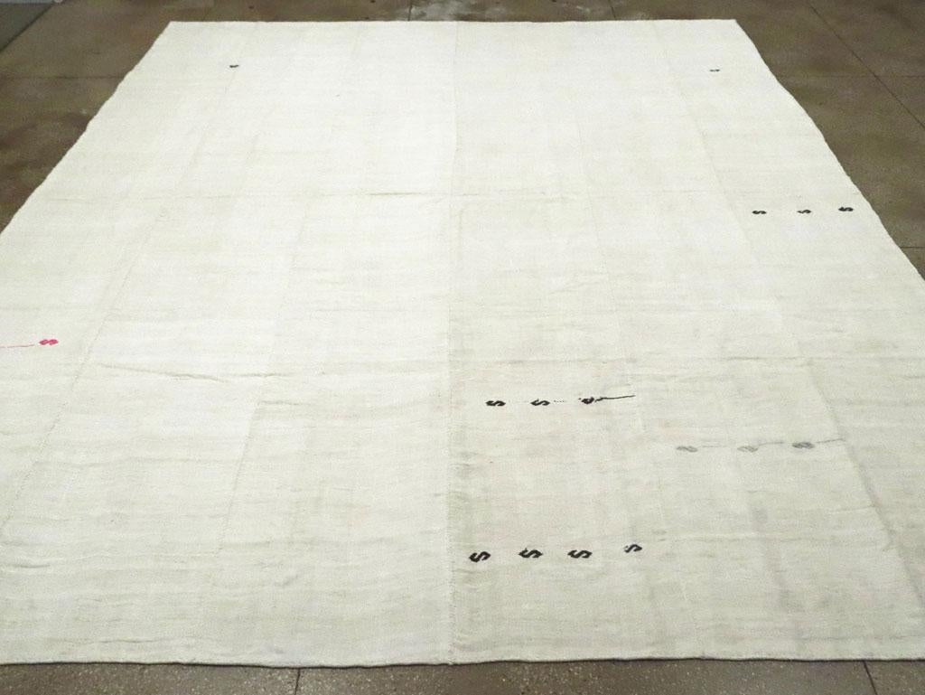 Natural White Mid-20th Century Turkish Flat-Weave Kilim Large Room Size Carpet In Excellent Condition For Sale In New York, NY